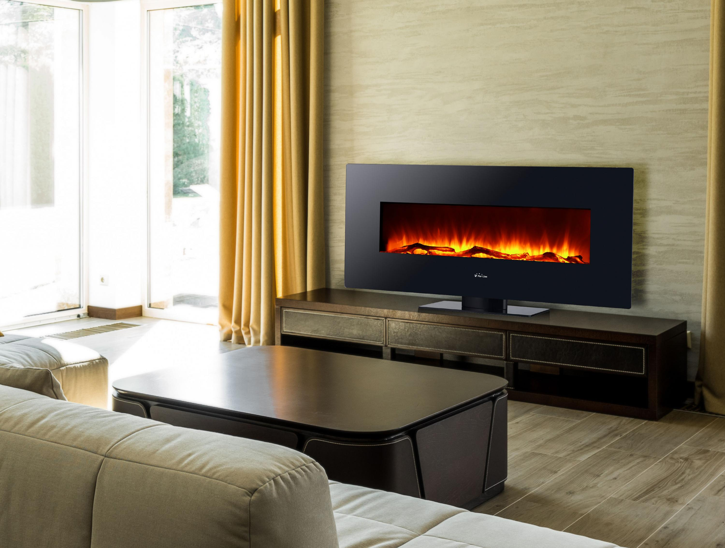 Chimenea eléctrica en un mueble de madera oscura. Un salón moderno con sofá es el fondo.