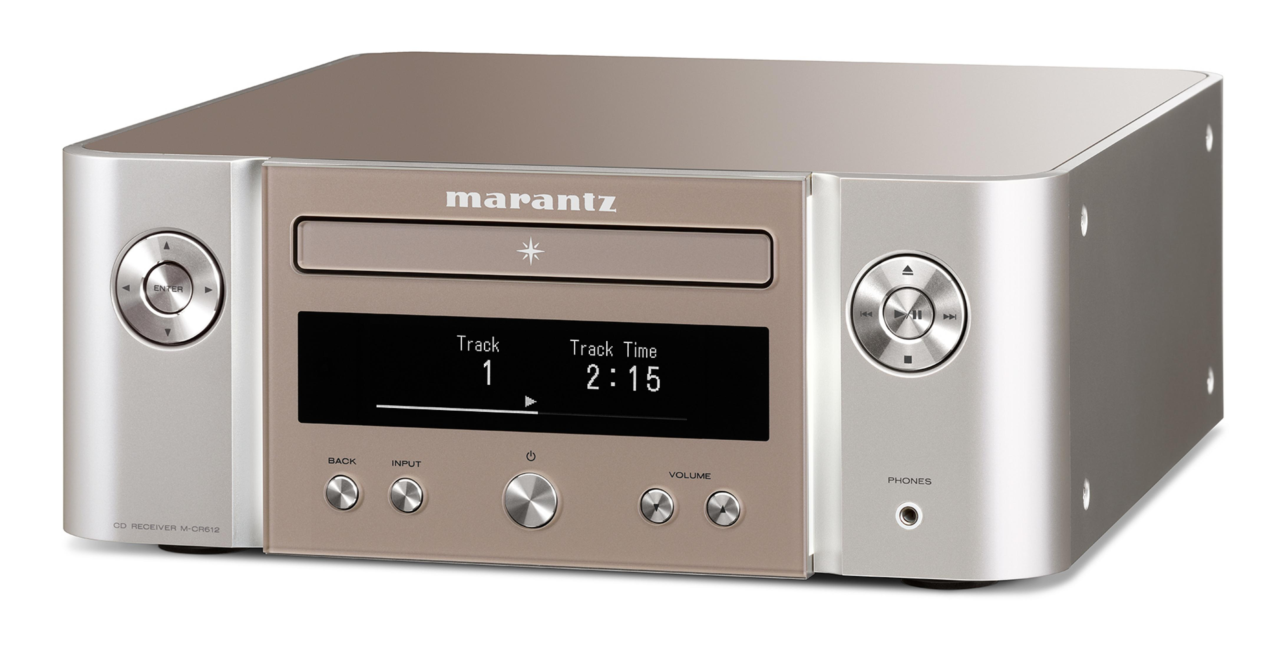 Ein silberner und beiger CD-Receiver wird vor weißem Hintergrund gezeigt.