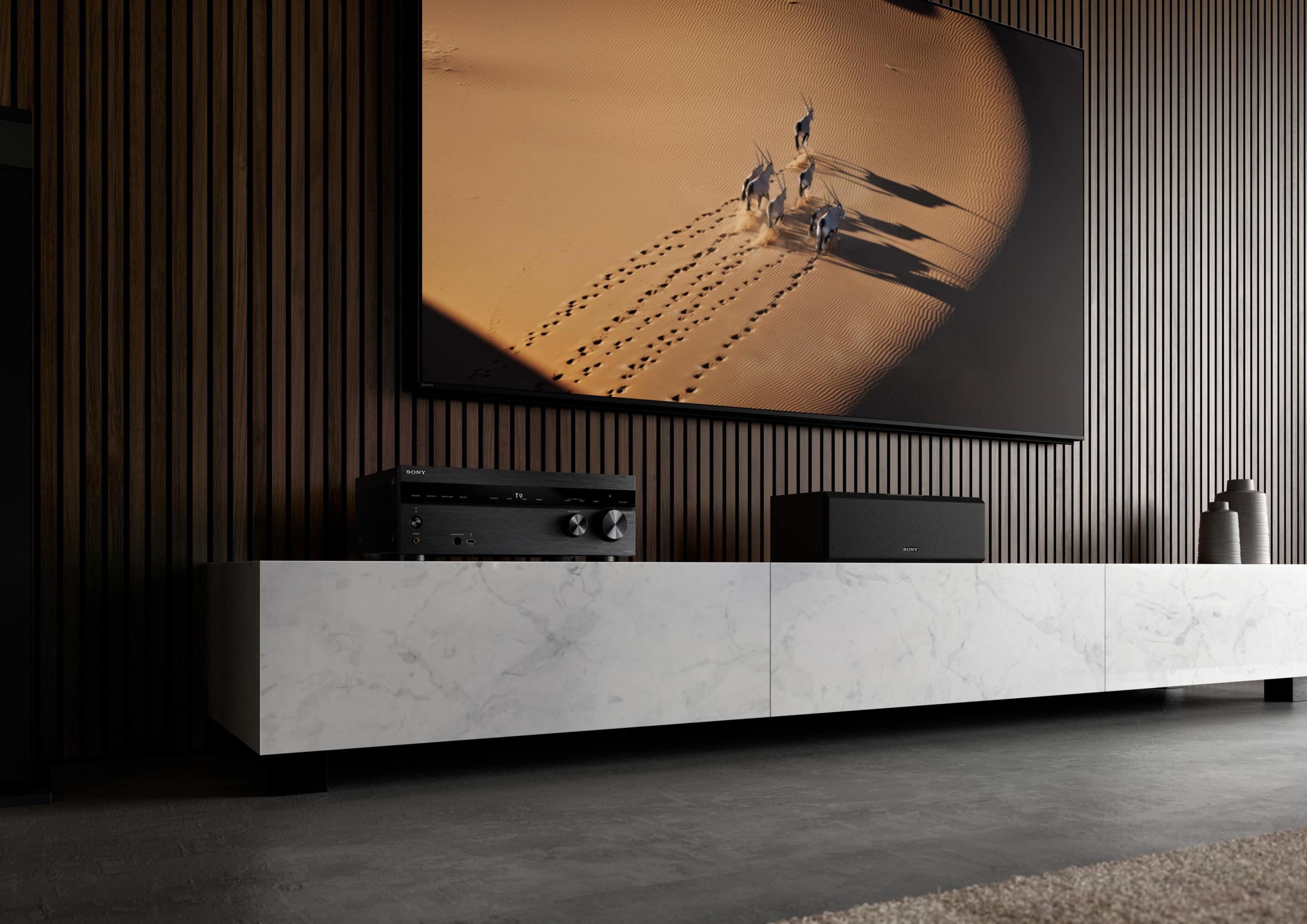 Ein Wohnzimmer mit Fernseher, Soundbar und Schrank. Die Wände sind holzgetäfelt.