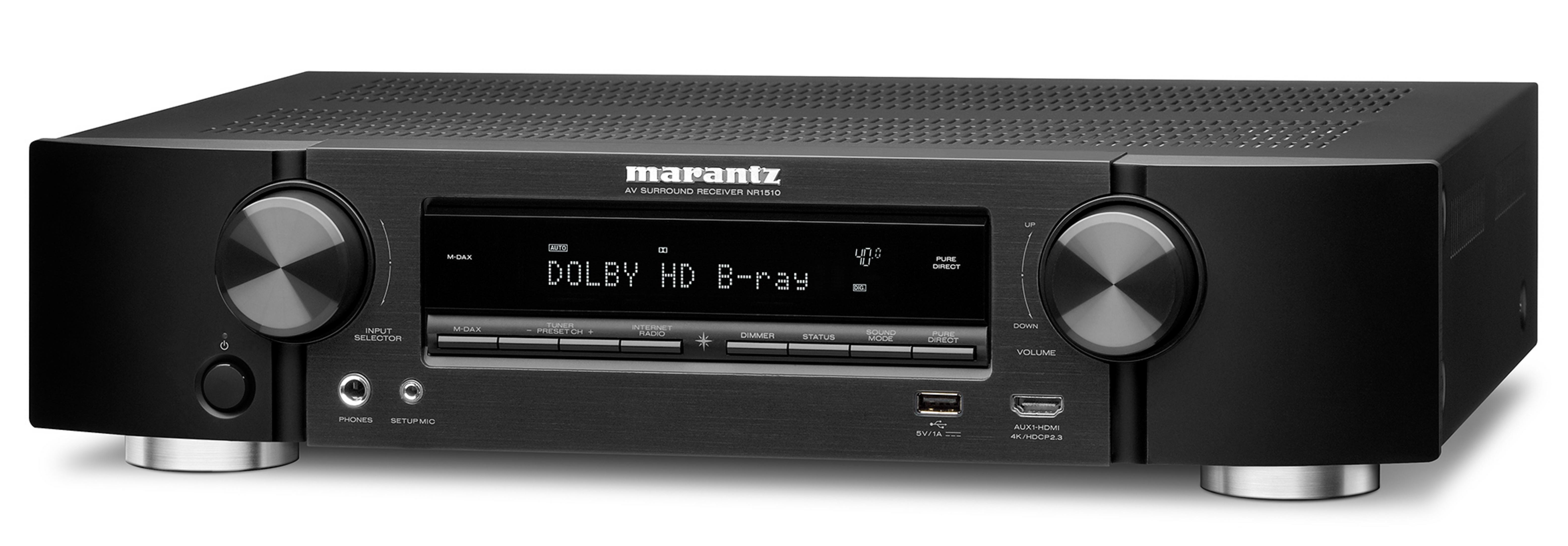 Ein schwarzer Marantz AV-Surround-Receiver mit Display, Knöpfen und Reglern auf weißem Hintergrund.