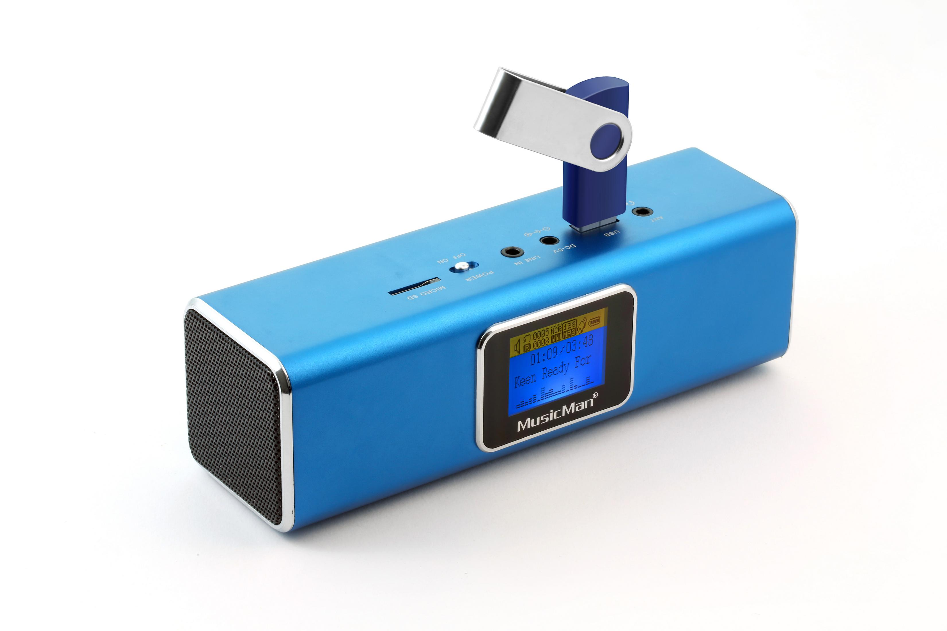 Niebieski głośnik przenośny z włożonym napędem USB. Ma wyświetlacz, który pokazuje tekst.