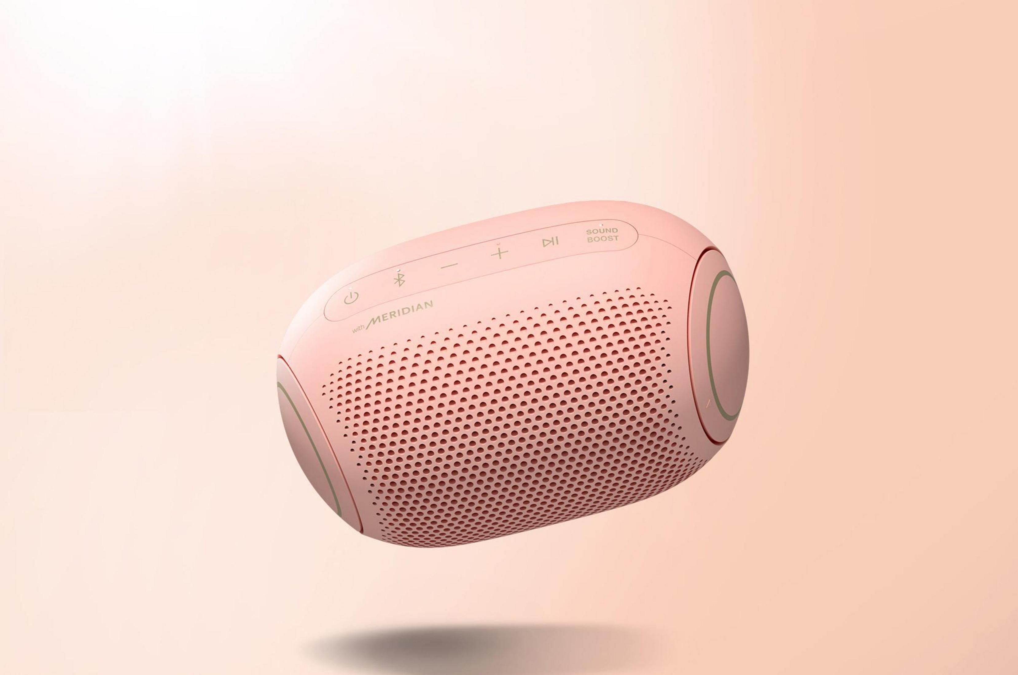 Altoparlante LG rosa con una parte anteriore in rete bianca. Ha dei pulsanti in alto.