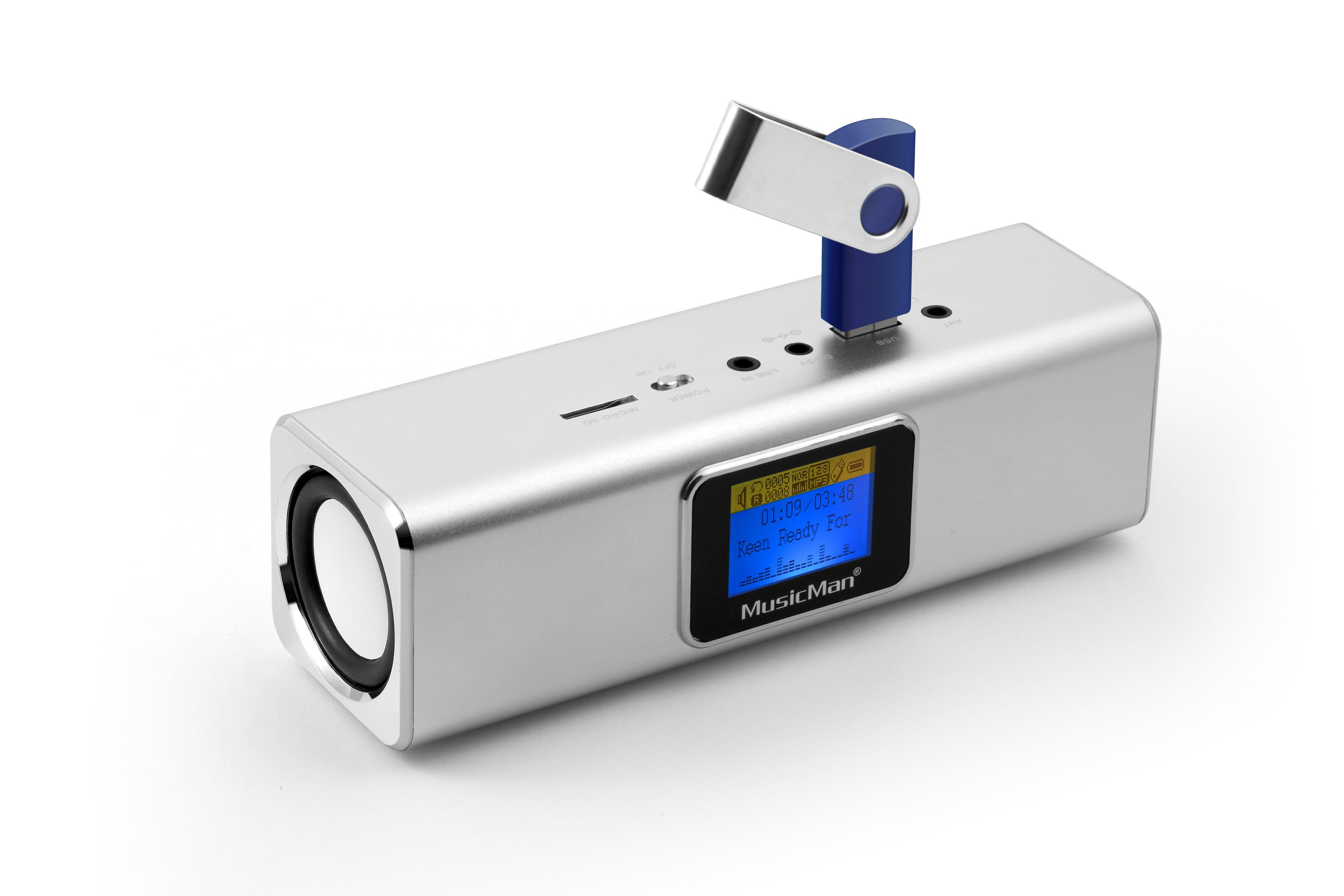 Srebrny głośnik MusicMan z włożonym pendrivem i wyświetlaczem z tekstem.