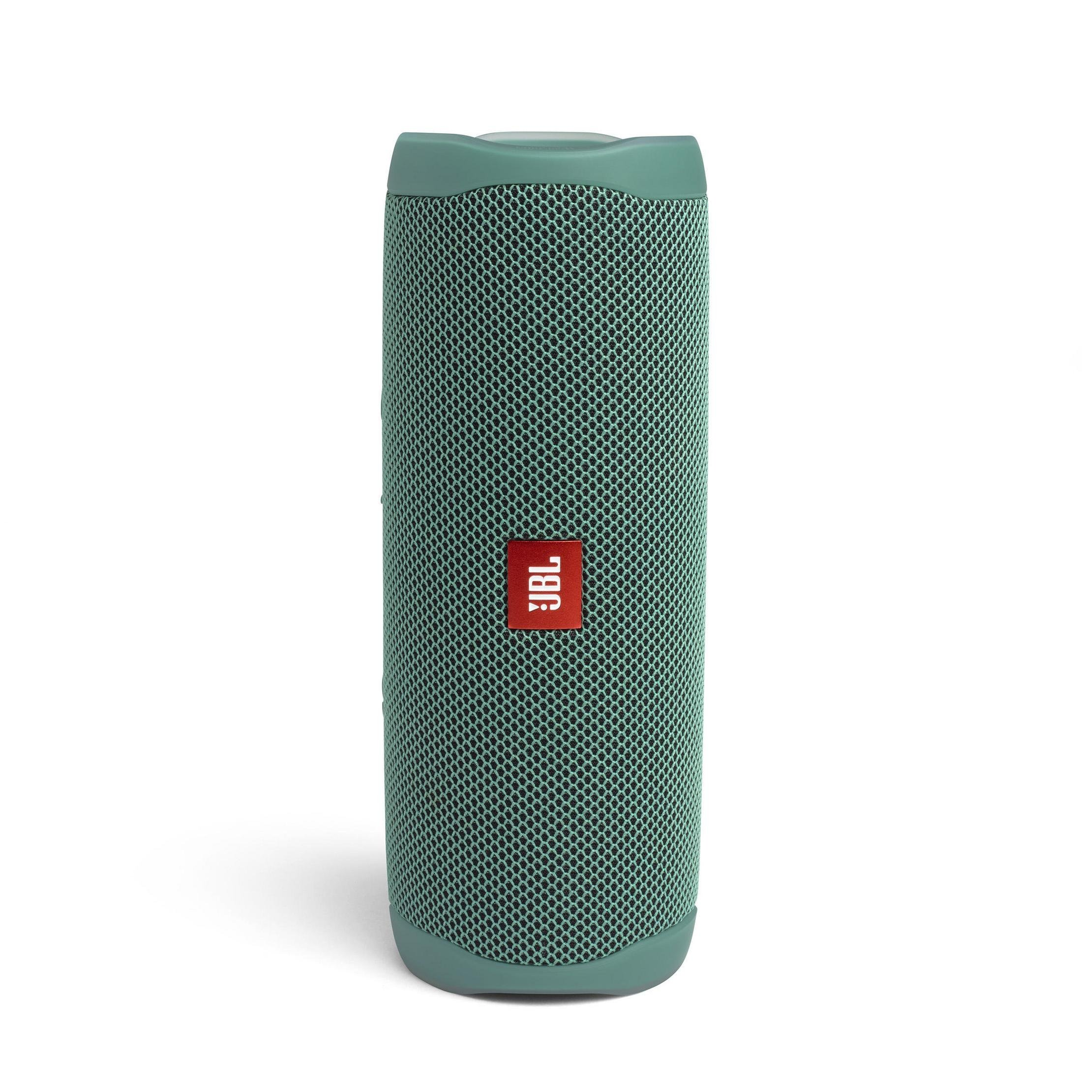 Altoparlante JBL cilindrico verde con logo rosso su sfondo bianco.