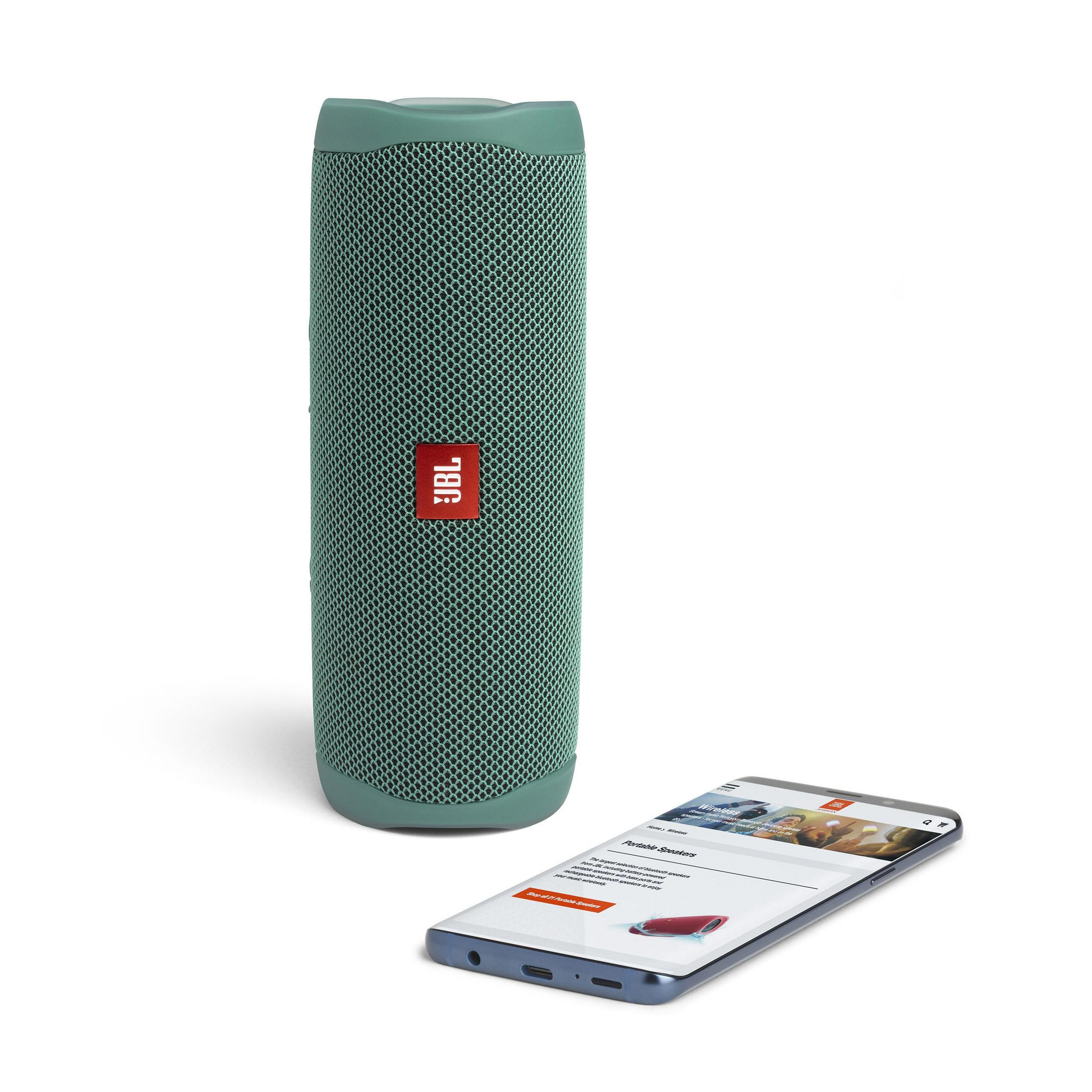 Altoparlante JBL verde acqua e smartphone con pagina web.