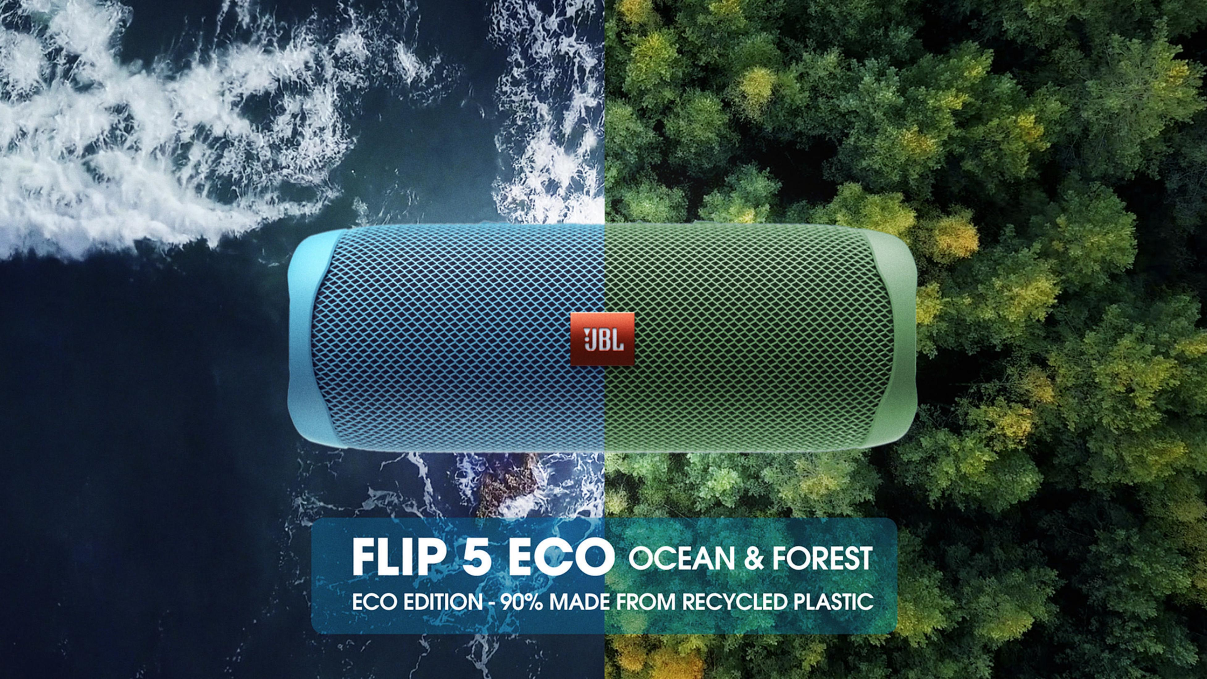 Altoparlante JBL Flip 5 Eco su un'immagine divisa di oceano e foresta. Testo: Flip 5 Eco Ocean & Forest, Eco Edition.