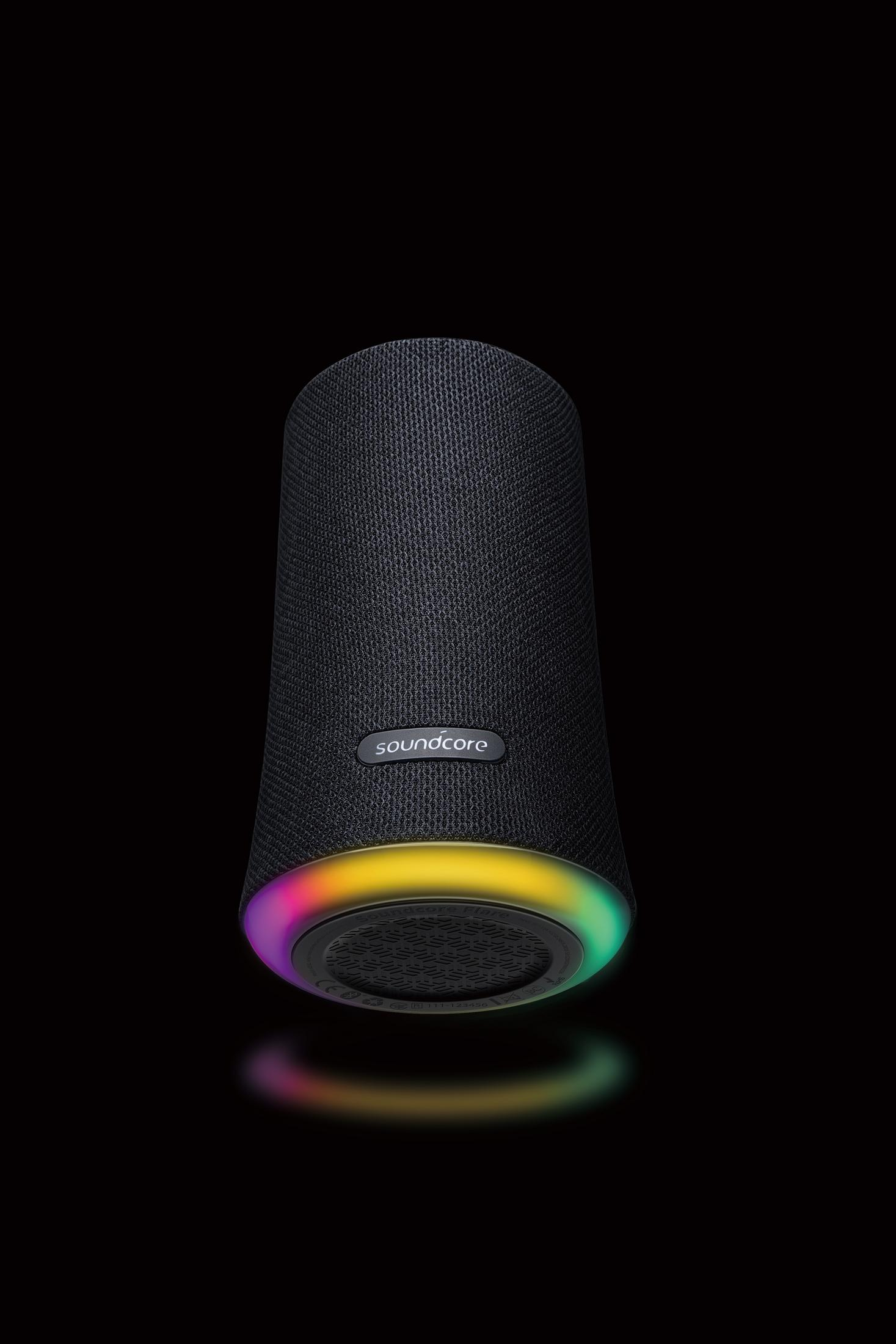 Czarny głośnik Soundcore z kolorowym pierścieniem świetlnym na dole.