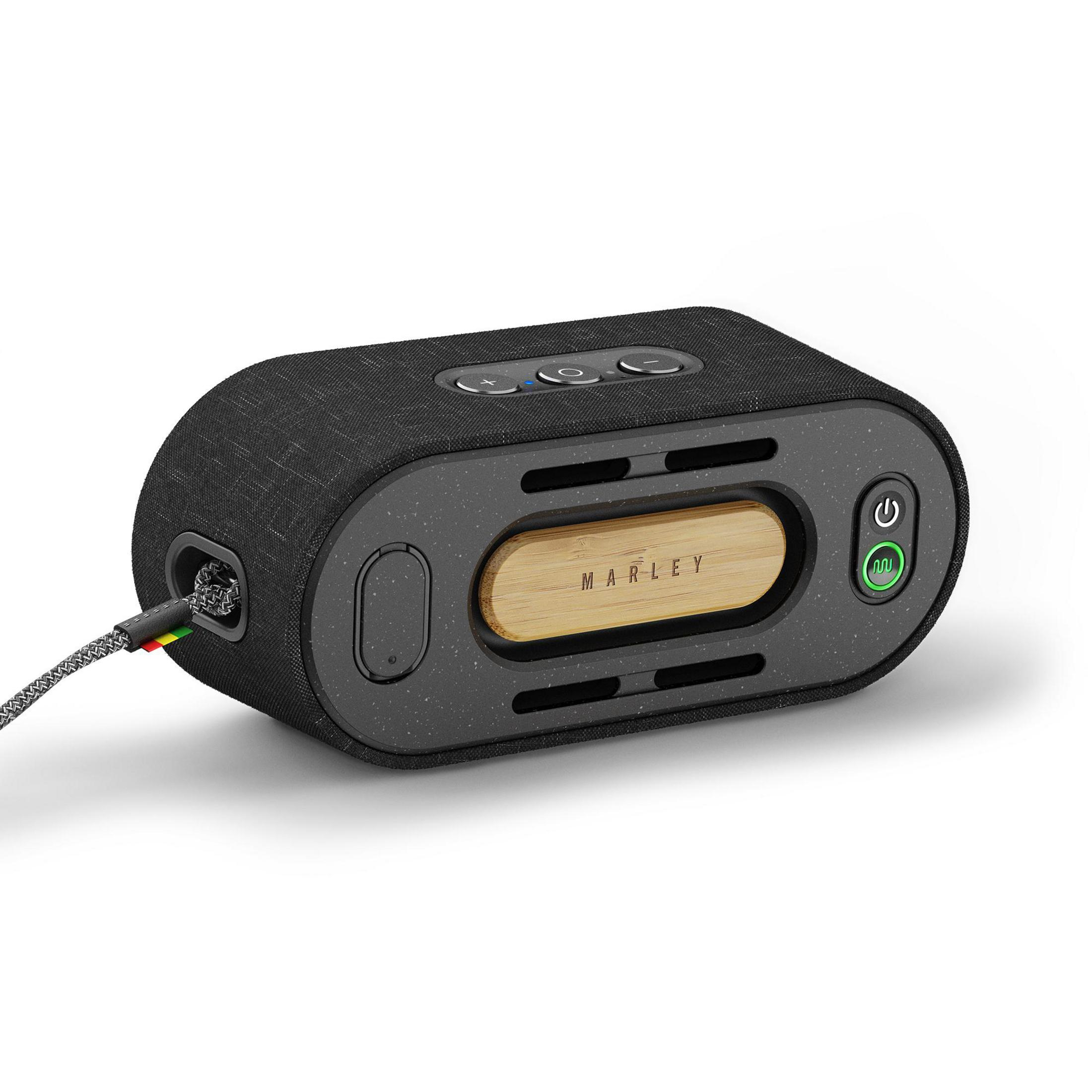 Czarny głośnik z drewnianym panelem i napisem 'MARLEY', lekko pochylony.