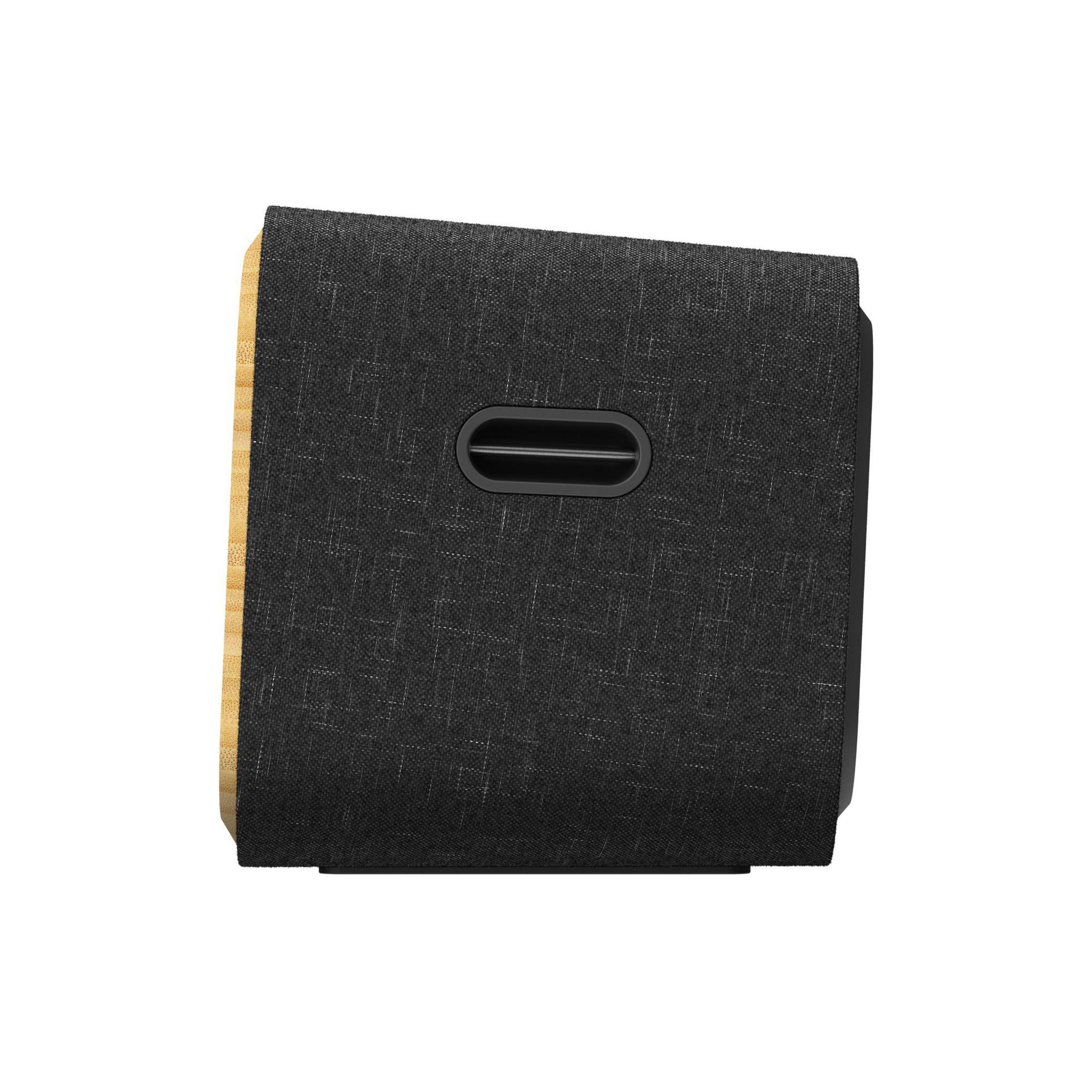 Mały głośnik z czarnym materiałowym przodem i drewnianym bokiem, głośnik jest z boku.