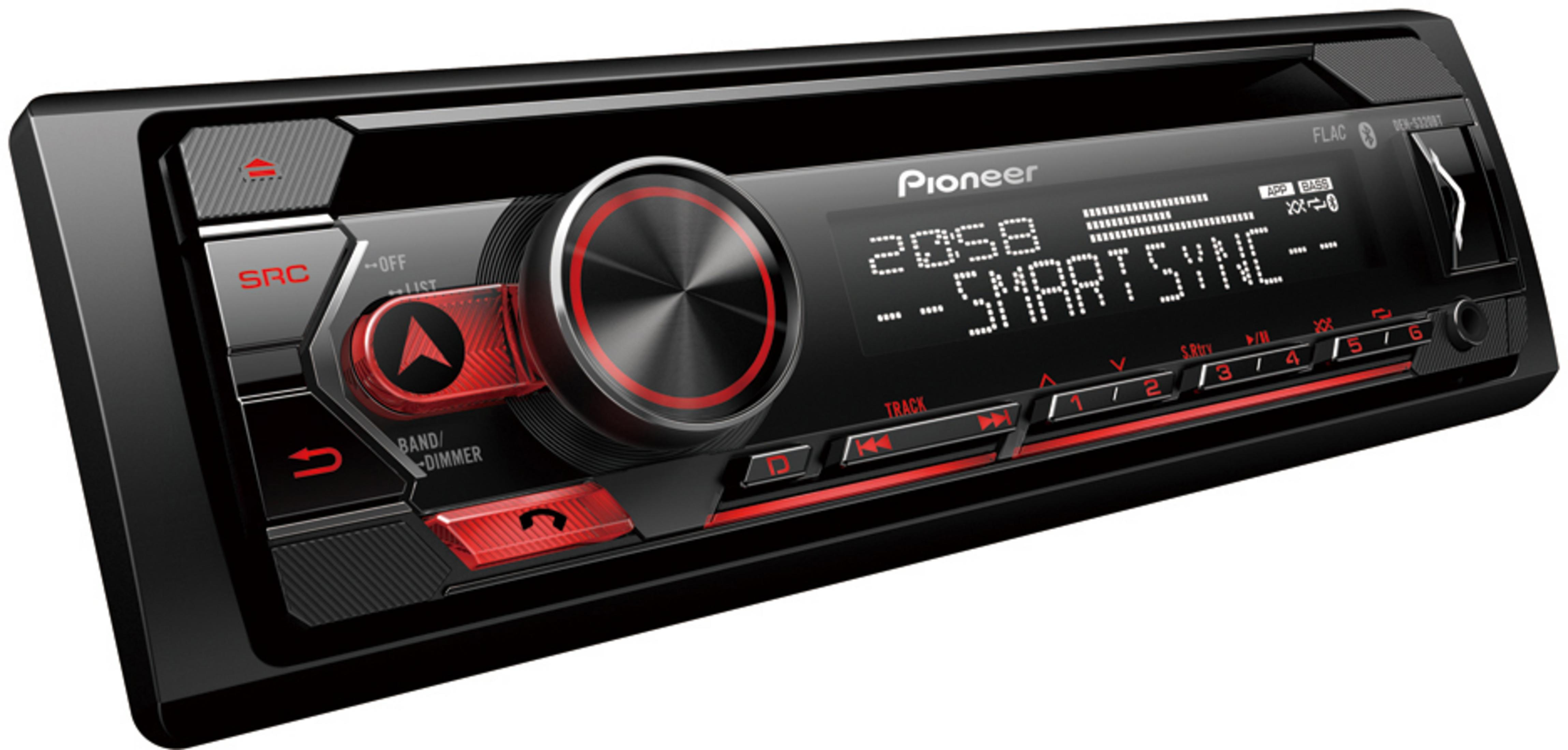 Ein schwarzes Pioneer Autoradio mit roten Akzenten. Das Display zeigt Informationen. Der Hintergrund ist weiß.