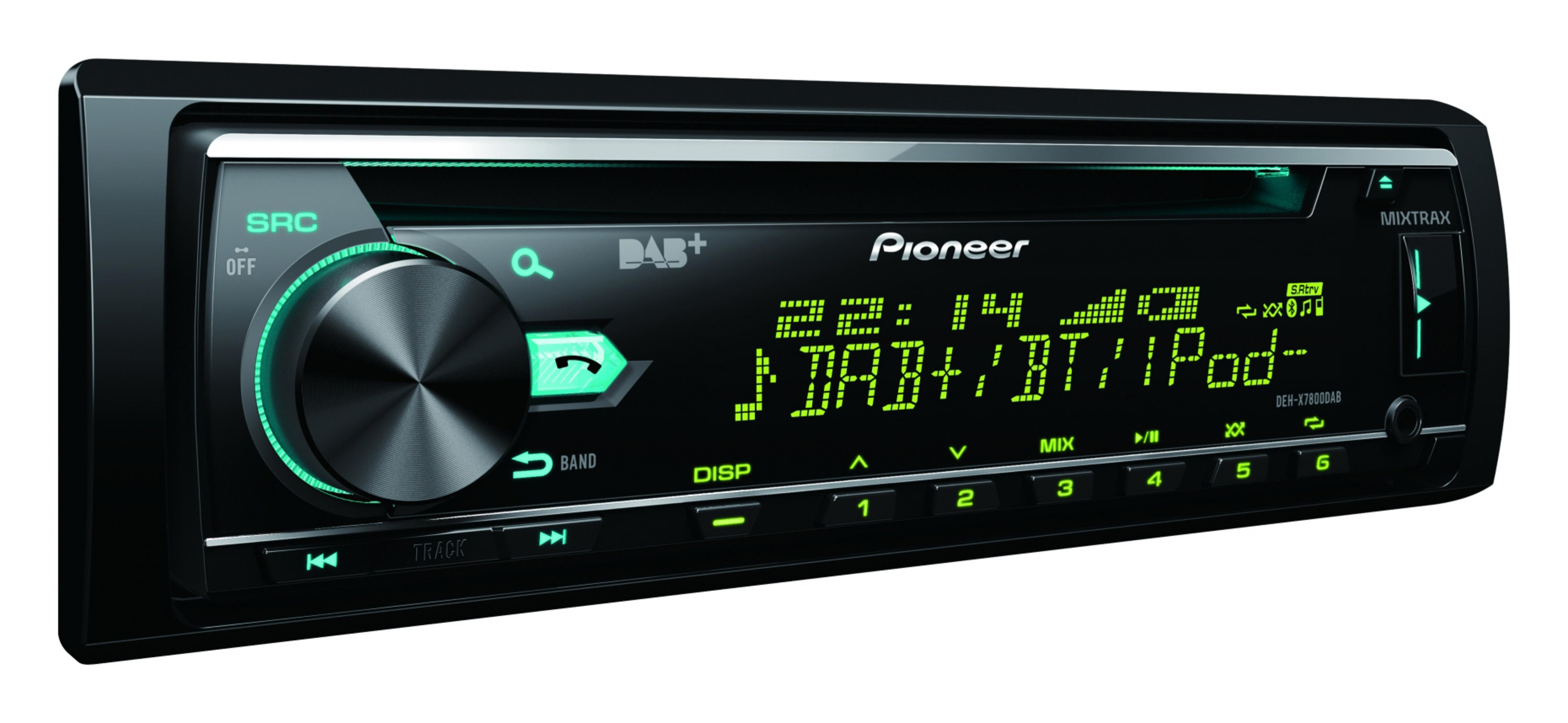Ein Pioneer-Autoradio mit Display, das Zeit, Radioinformationen und Bedienelemente zeigt.