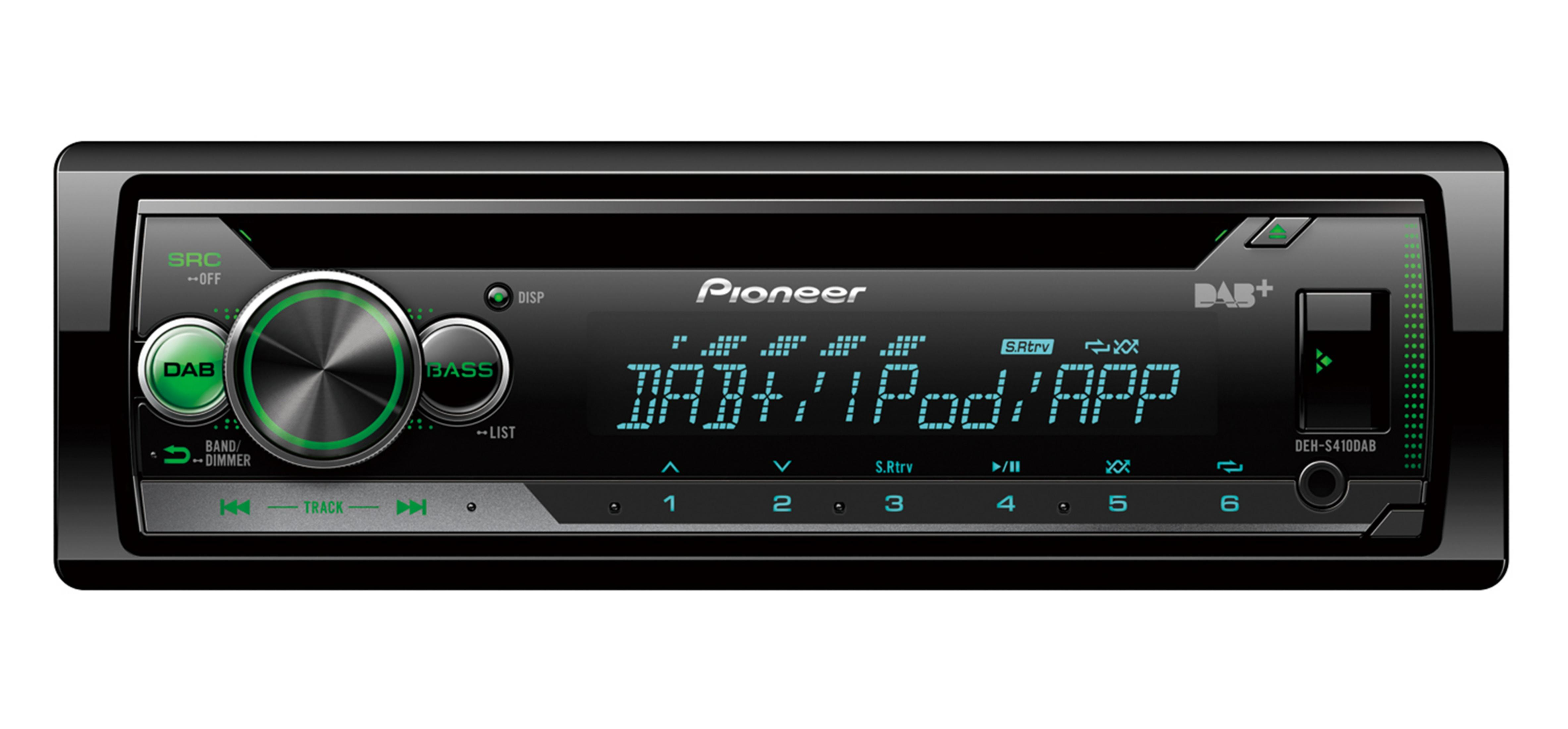 Ein Pioneer-Autoradio mit Display und verschiedenen Knöpfen und Reglern auf weißem Hintergrund.
