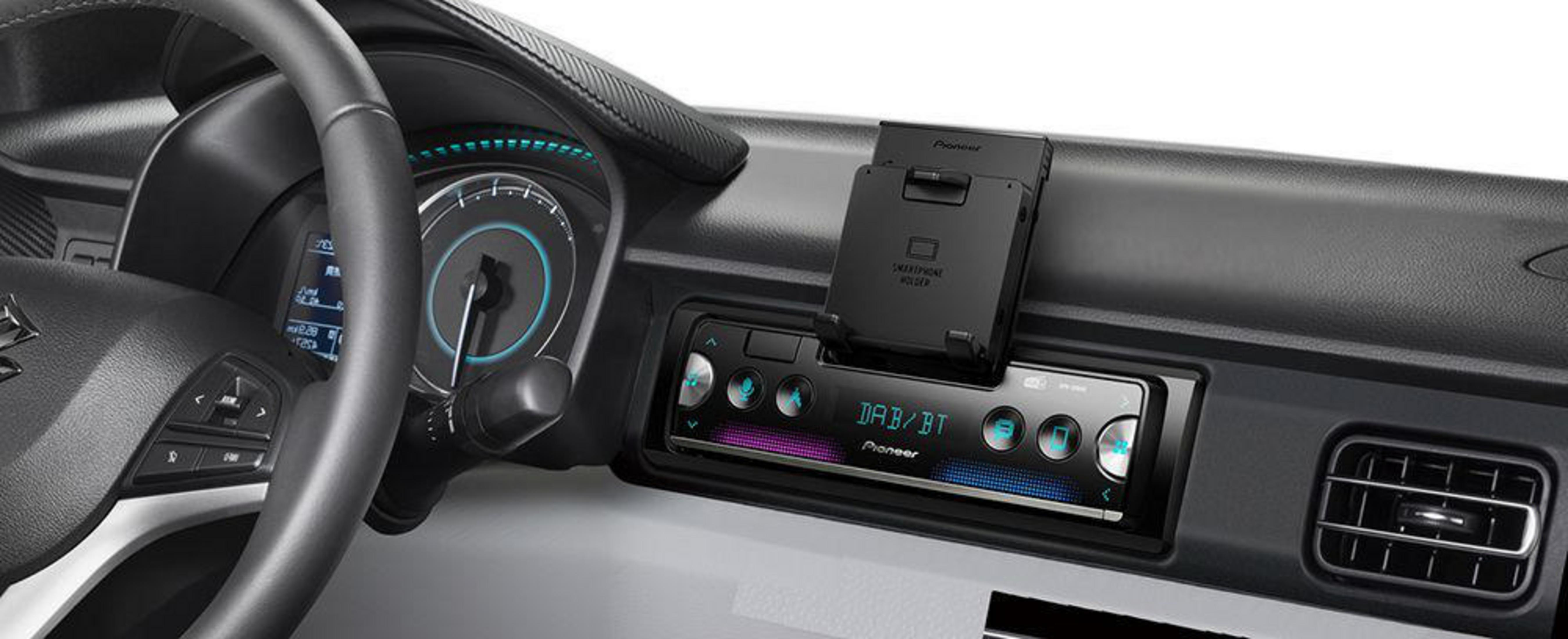 Ein Armaturenbrett mit Pioneer-Stereo, Telefonhalter und Lenkrad.