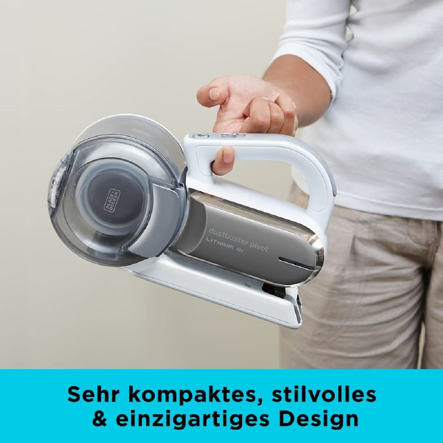 Biało-szary odkurzacz ręczny. Osoba trzyma go na białym tle.