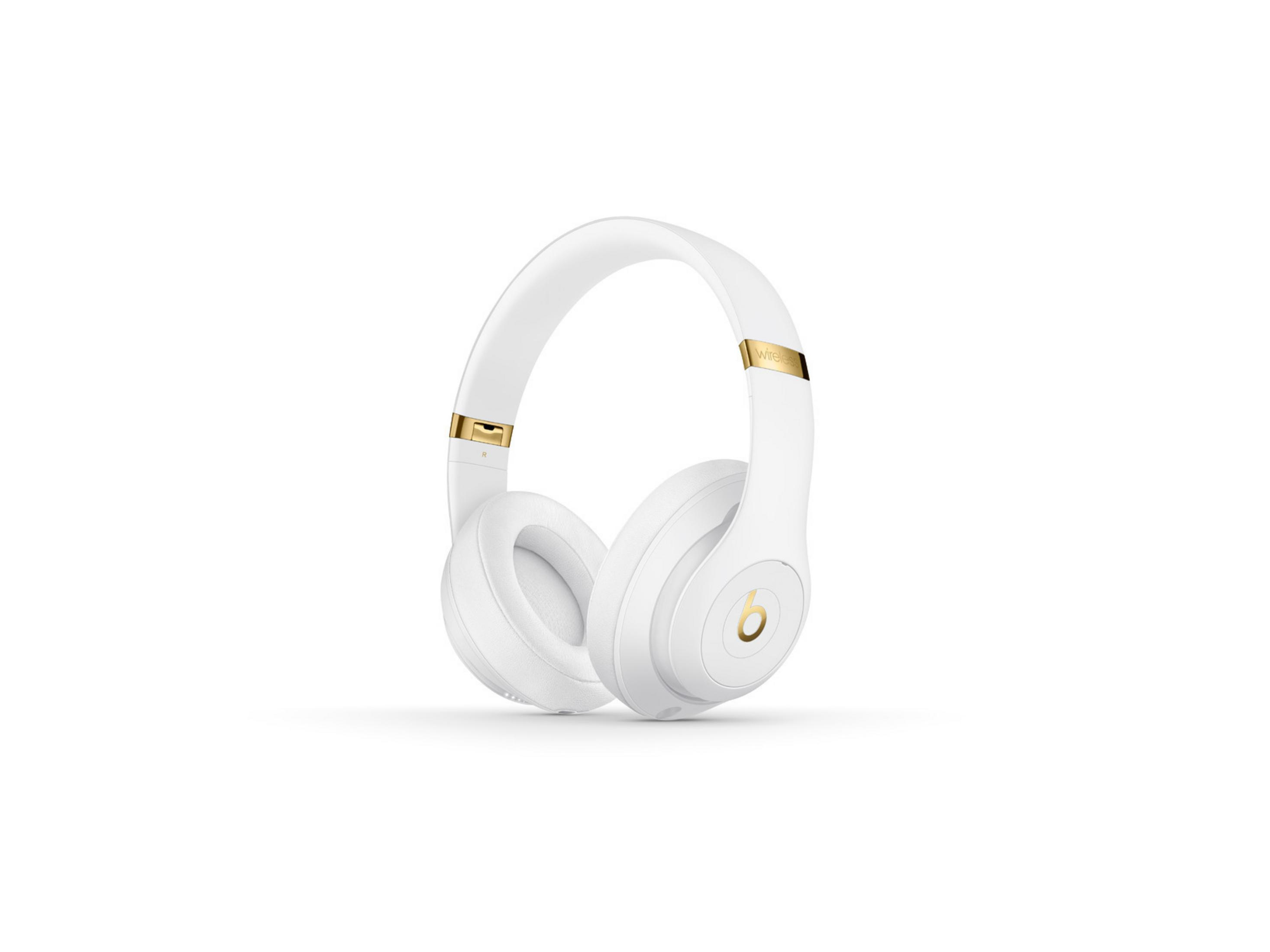 Cuffie Beats Studio bianche con accenti dorati, su sfondo bianco. Il logo Beats è in evidenza.
