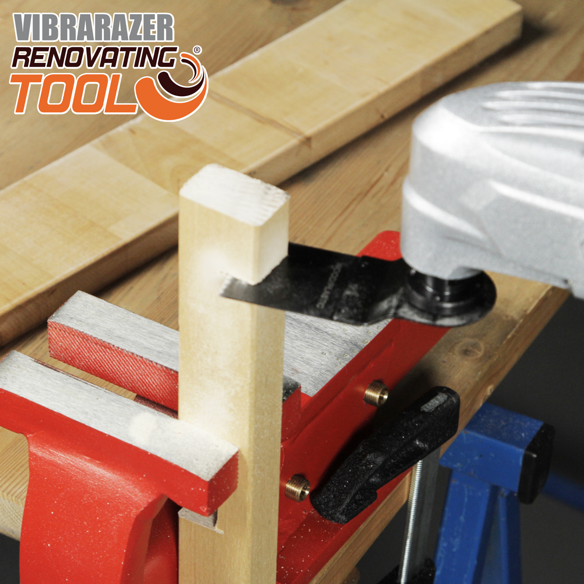 Holzbearbeitungsszene. Eine Vibrationssäge schneidet ein Holzstück, das in einem Schraubstock gehalten wird.