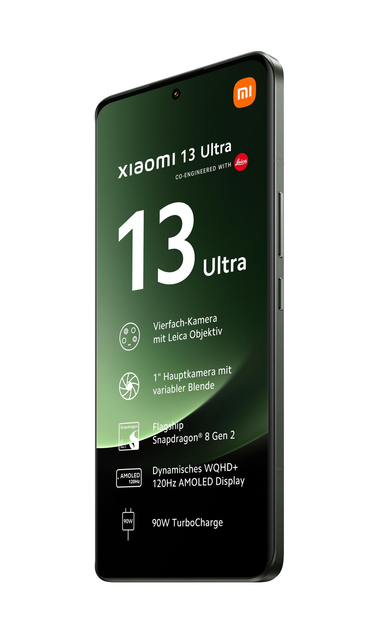 Smartphone Xiaomi 13 Ultra in nero. Il display mostra le sue caratteristiche e il logo Leica.