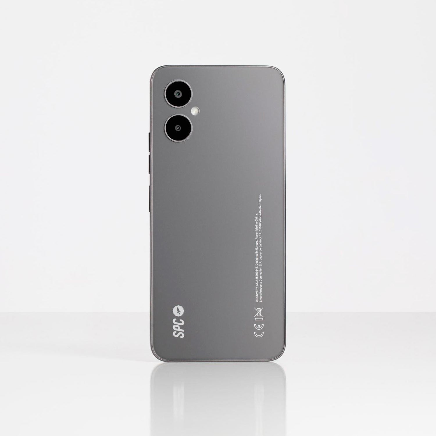 Parte trasera de smartphone gris con cámaras, logo y texto. Superficie reflectante.