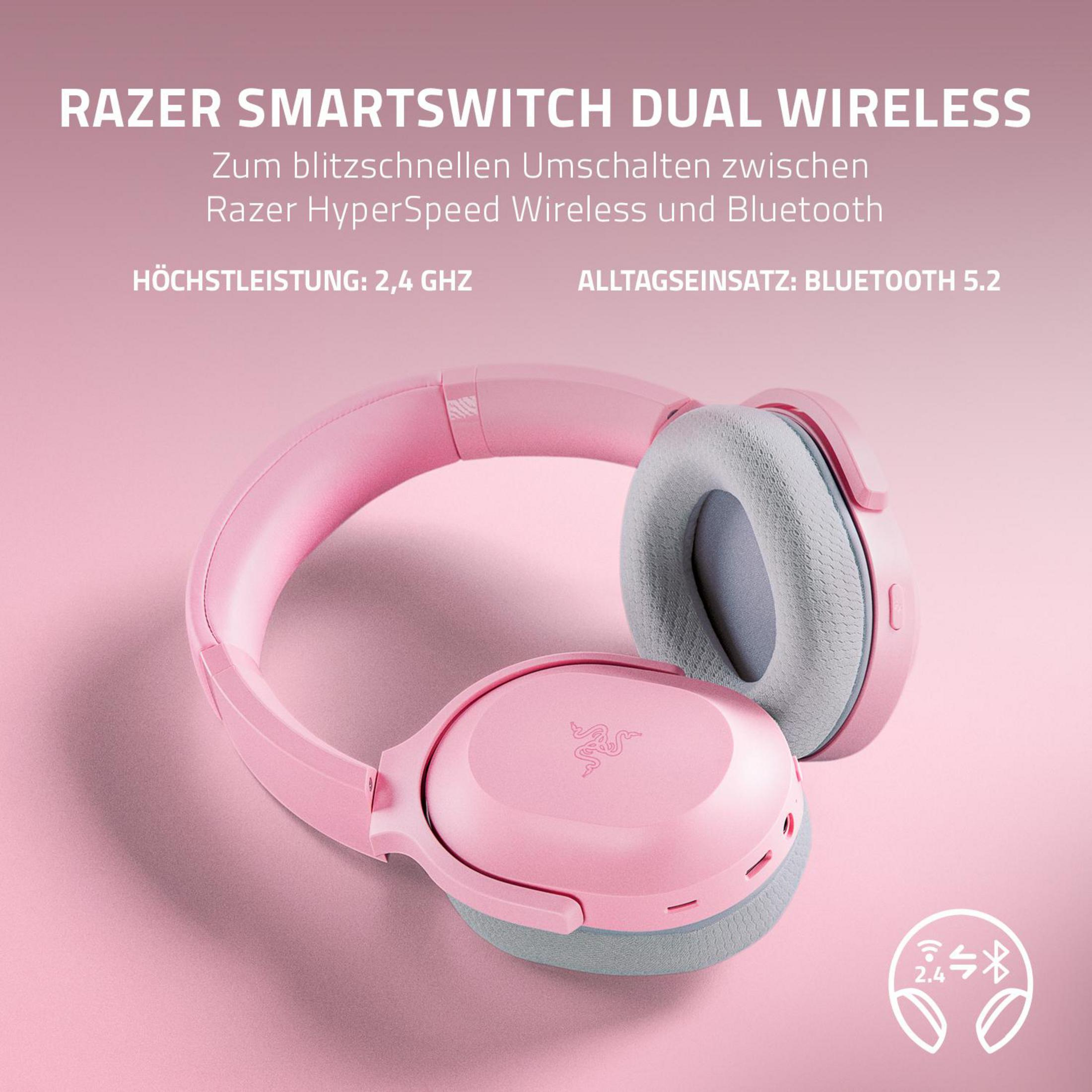 Roze Razer SmartSwitch dual wireless koptelefoon op een roze oppervlak, met tekst en iconen.