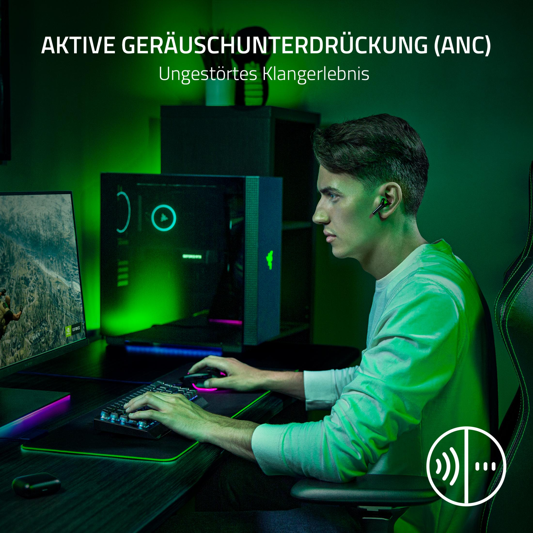 Un uomo con le cuffie sta giocando al computer. Il testo dice 'Aktive Geräuschunterdrückung'.
