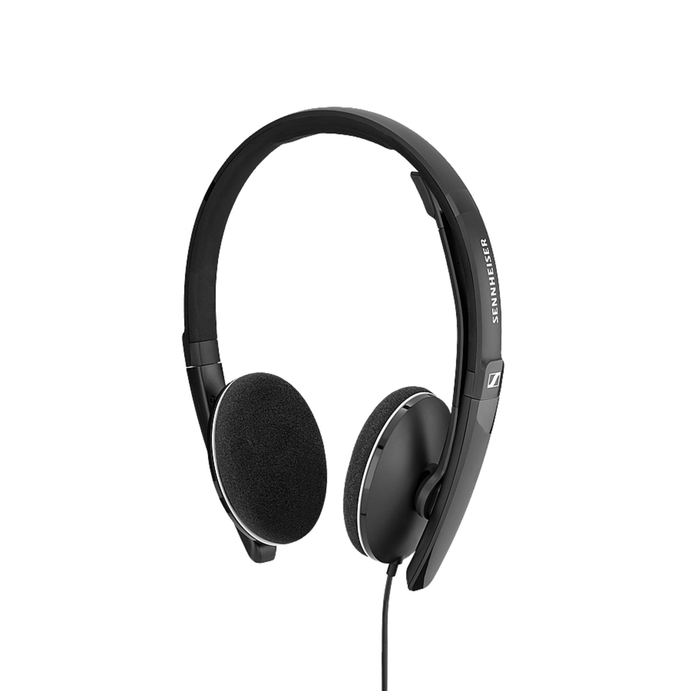 Schwarze Sennheiser-Kopfhörer mit weißen Details. Die Ohrmuscheln sind schwarz und kreisförmig.