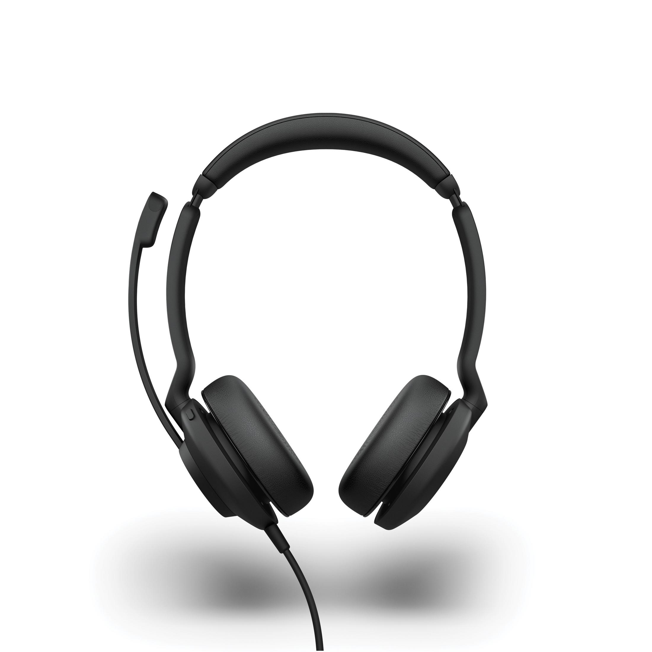 Schwarzes Headset auf weißem Hintergrund. Mit Mikrofon, nach vorne gerichtet.