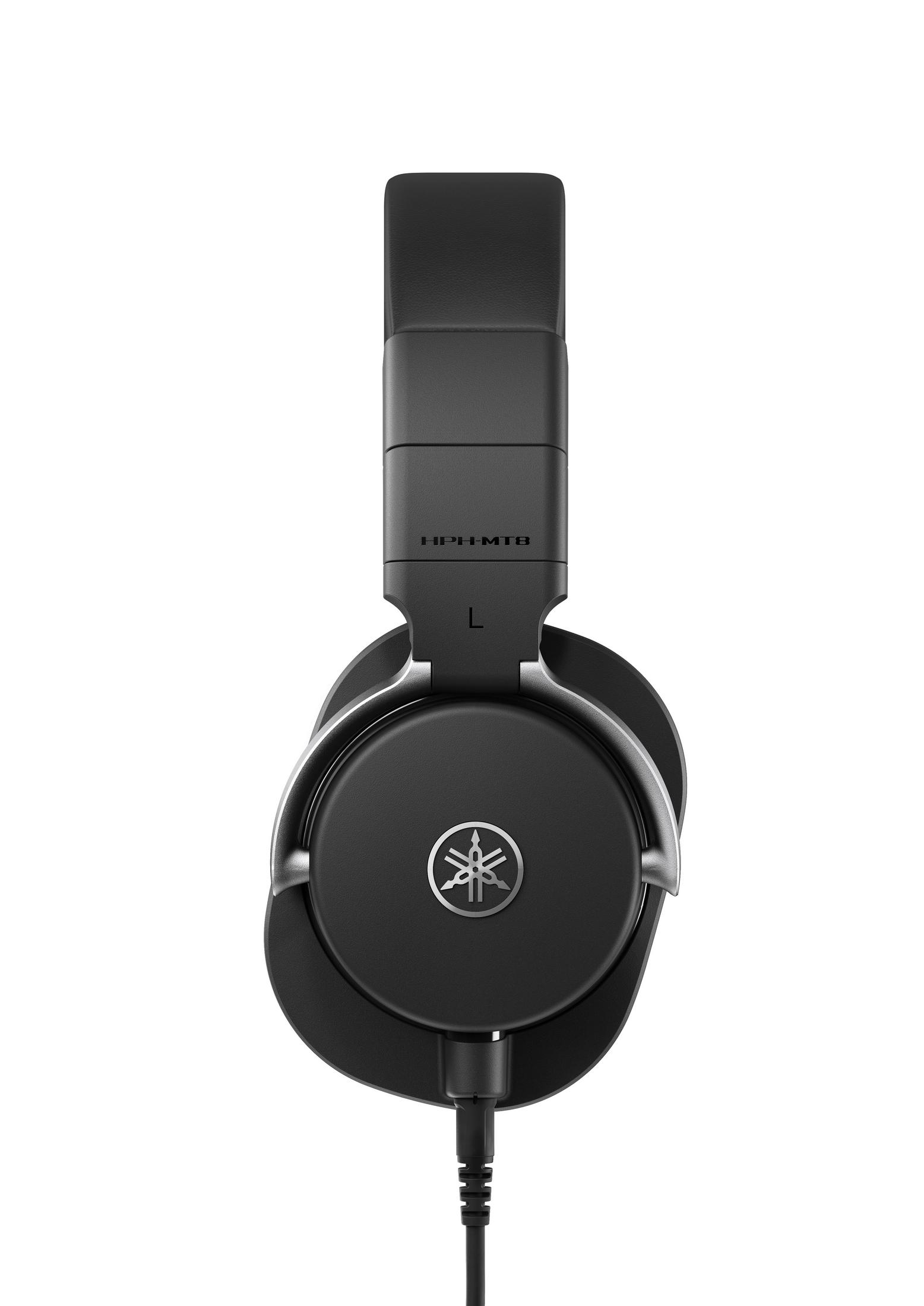 Cuffie Yamaha nere con logo sul padiglione auricolare e cavo nero.