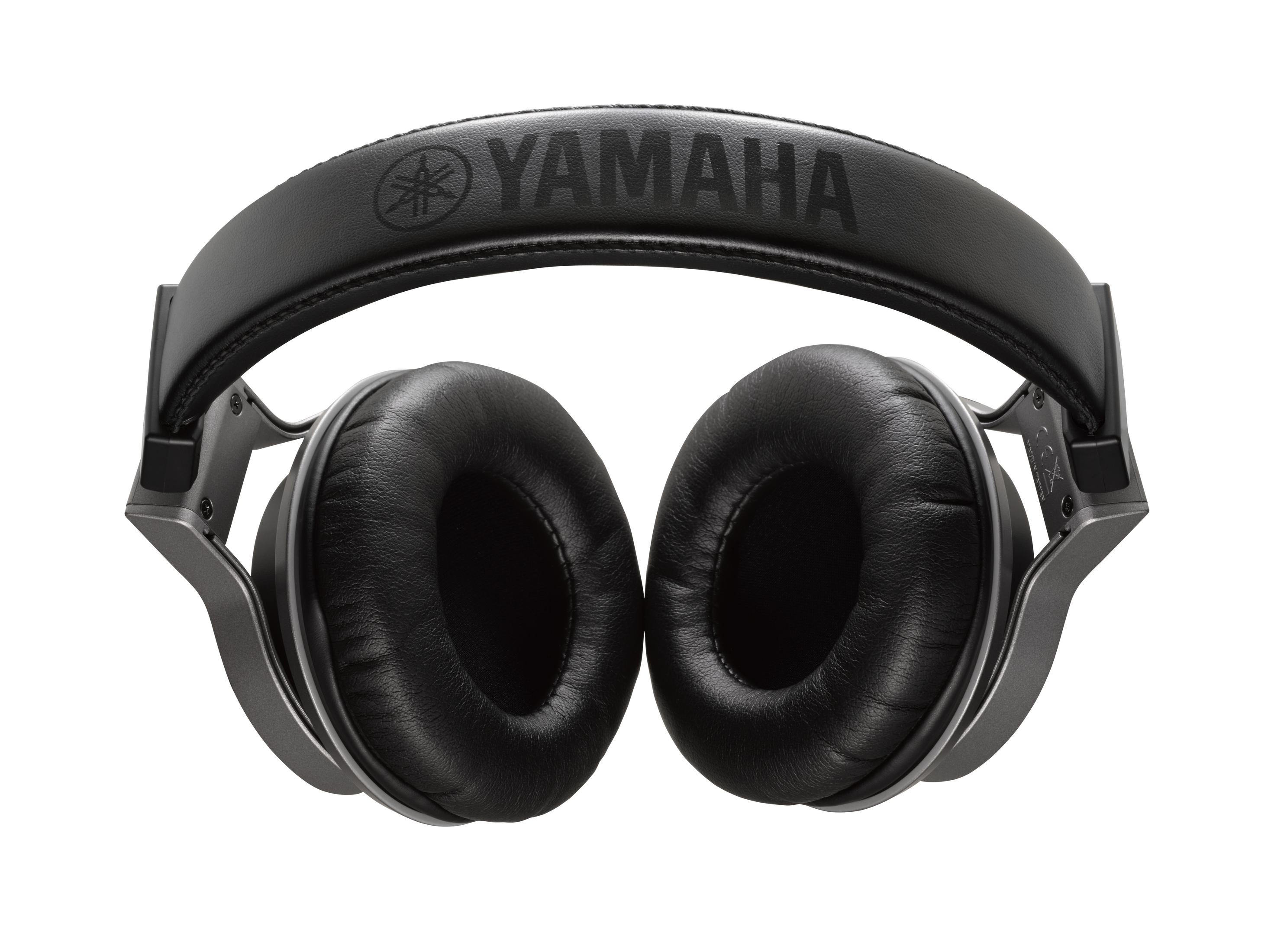 Cuffie Yamaha, nere con dettagli argento. Logo sulla fascia. Sfondo bianco.