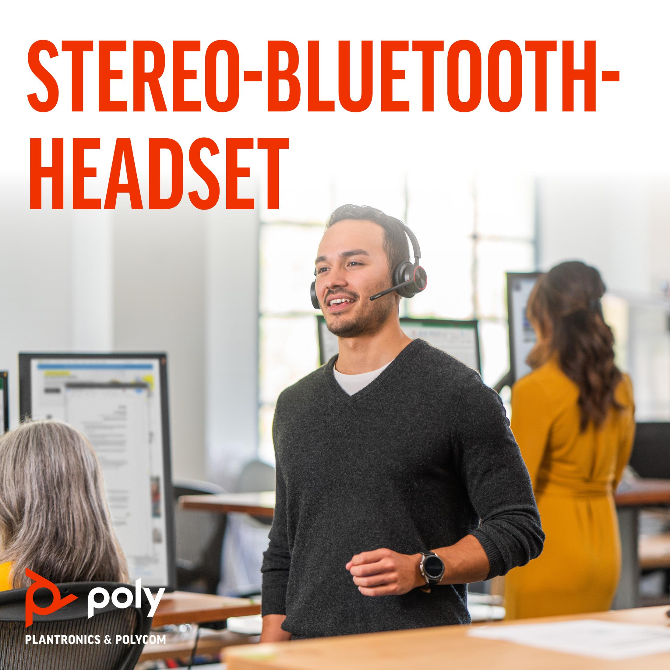 Mann mit Headset lächelt im Büro. Text: STEREO-BLUETOOTH-HEADSET, Logo.