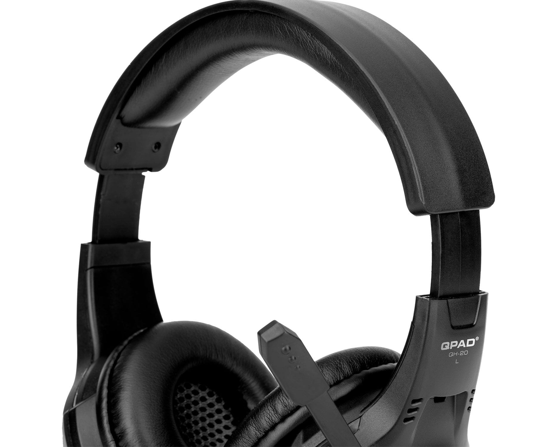 Czarne słuchawki dla graczy z mikrofonem, etykieta marki QPAD GH-120 L. Tło jest białe.