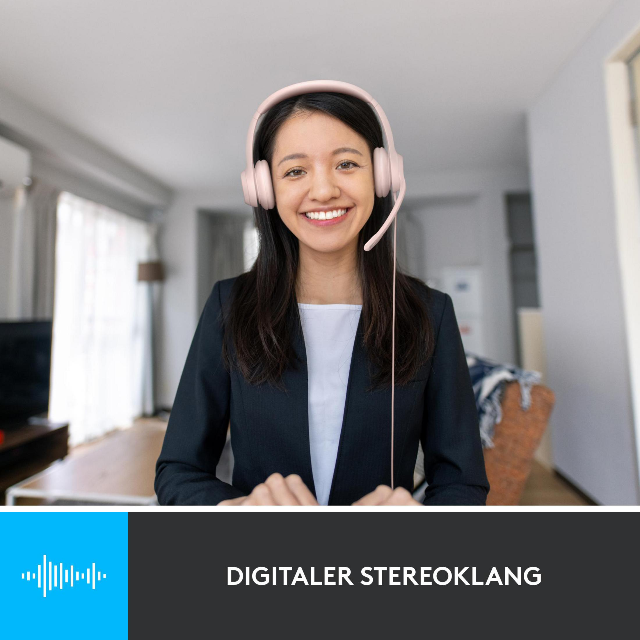 Eine lächelnde Frau mit Headset, mit einem Digital-Stereo-Sound-Label.