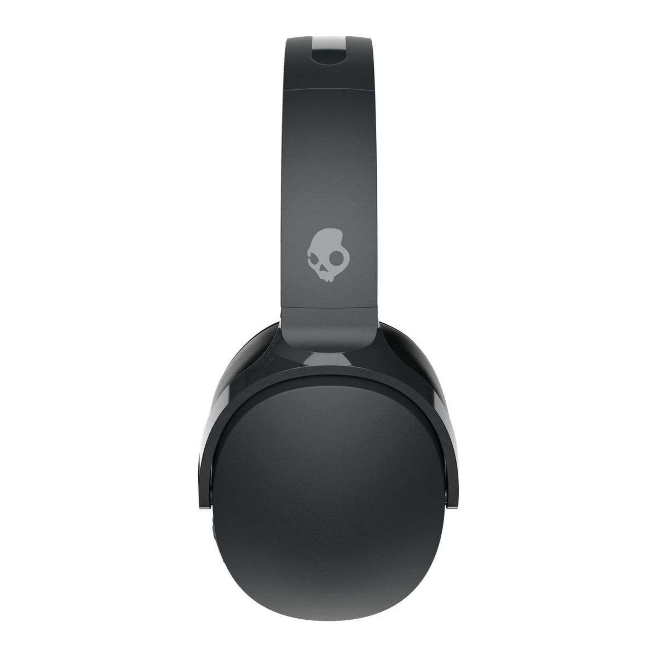 Czarne słuchawki Skullcandy. Opaska ma logo czaszki.