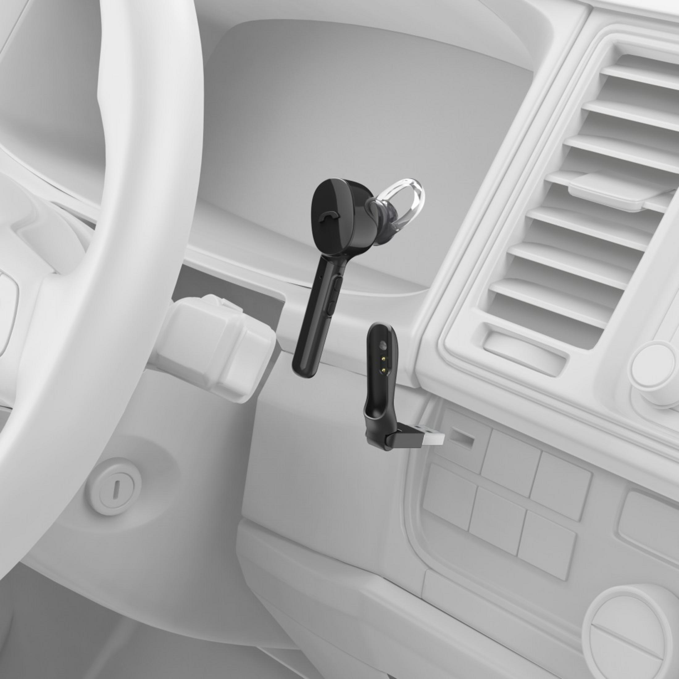 Un auricolare Bluetooth nero e un caricatore montati all'interno di un'auto bianca.