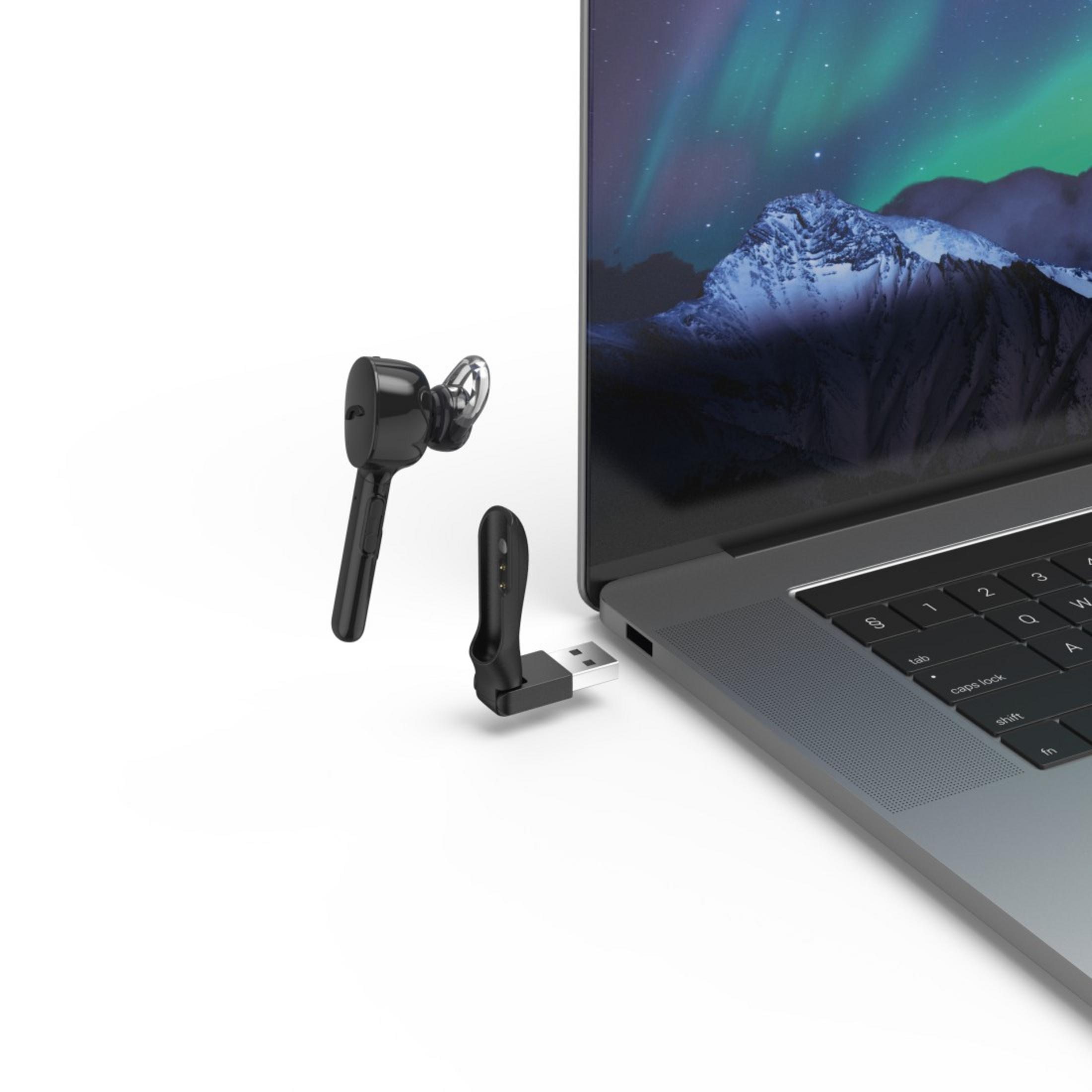 Auricolari wireless neri e adattatore USB vicino a un laptop. L'adattatore è nella porta USB.