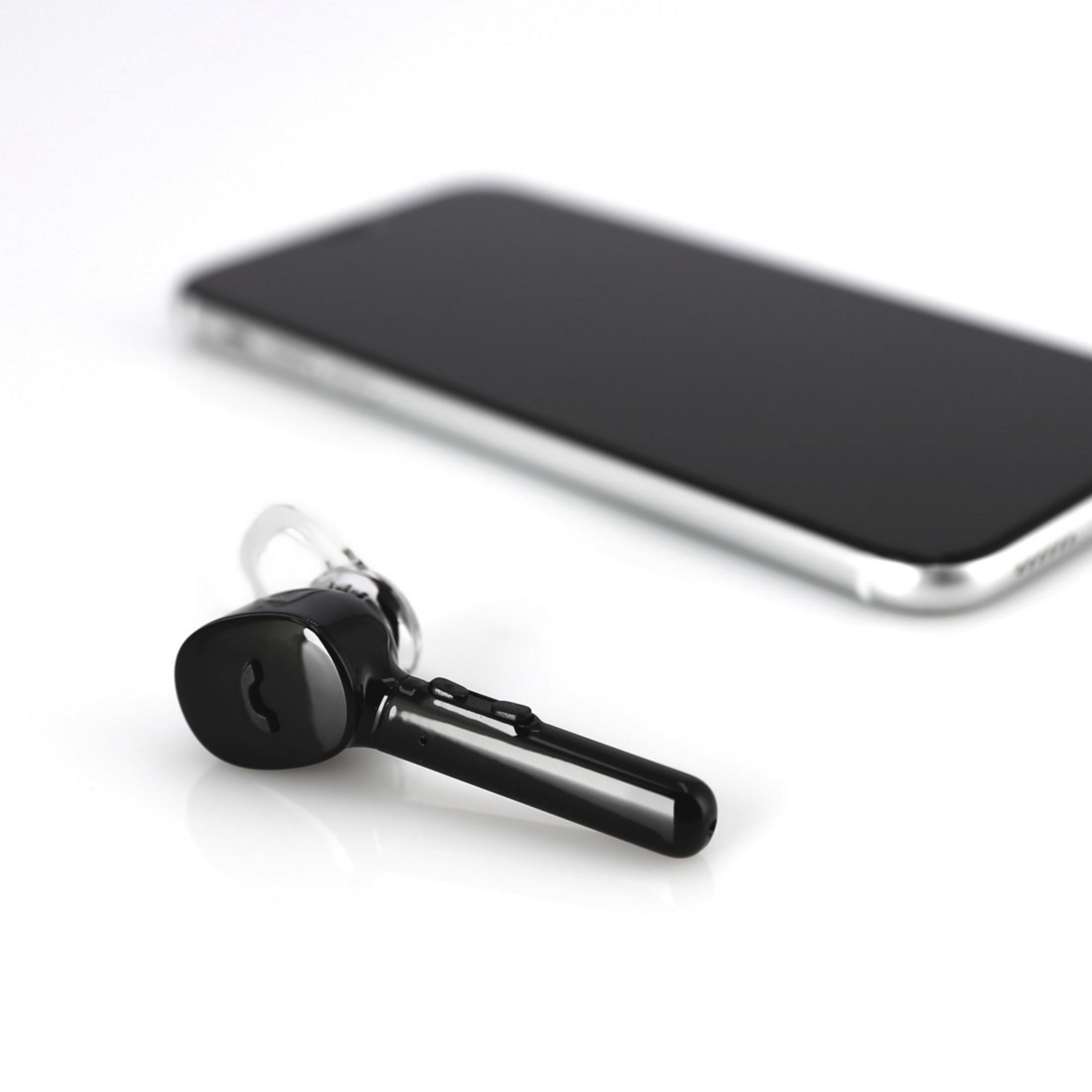 Cuffie nere con smartphone. Il telefono è nero.