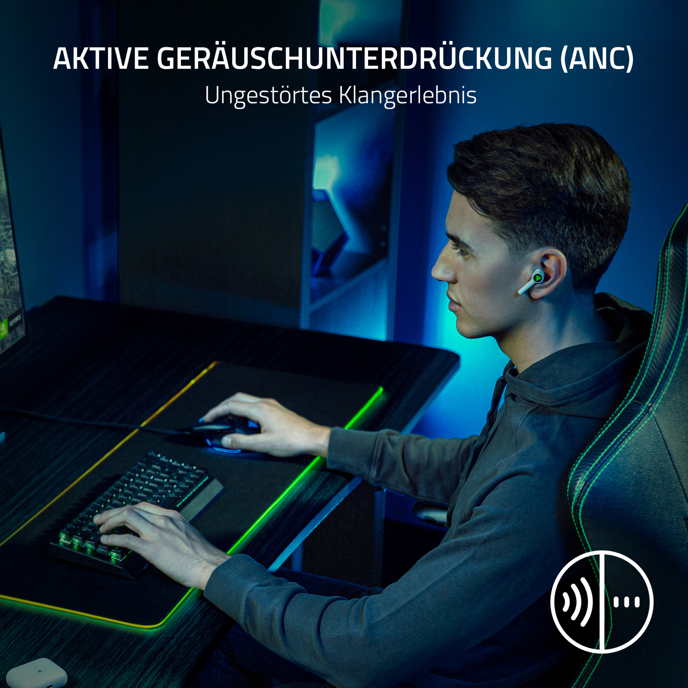 Gamer met oordopjes, die op een computer speelt met tekst voor actieve ruisonderdrukking.