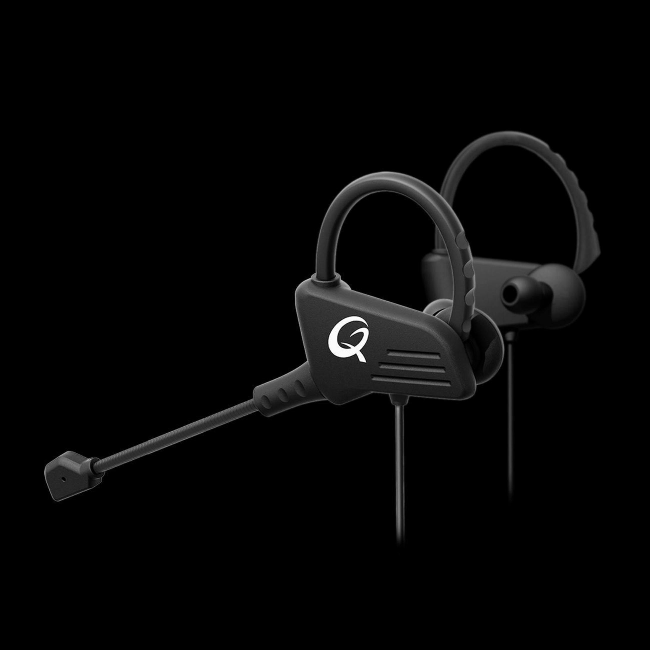 Czarne słuchawki marki Q z mikrofonem, na czarnym tle. Jeden z pączków jest bliżej.