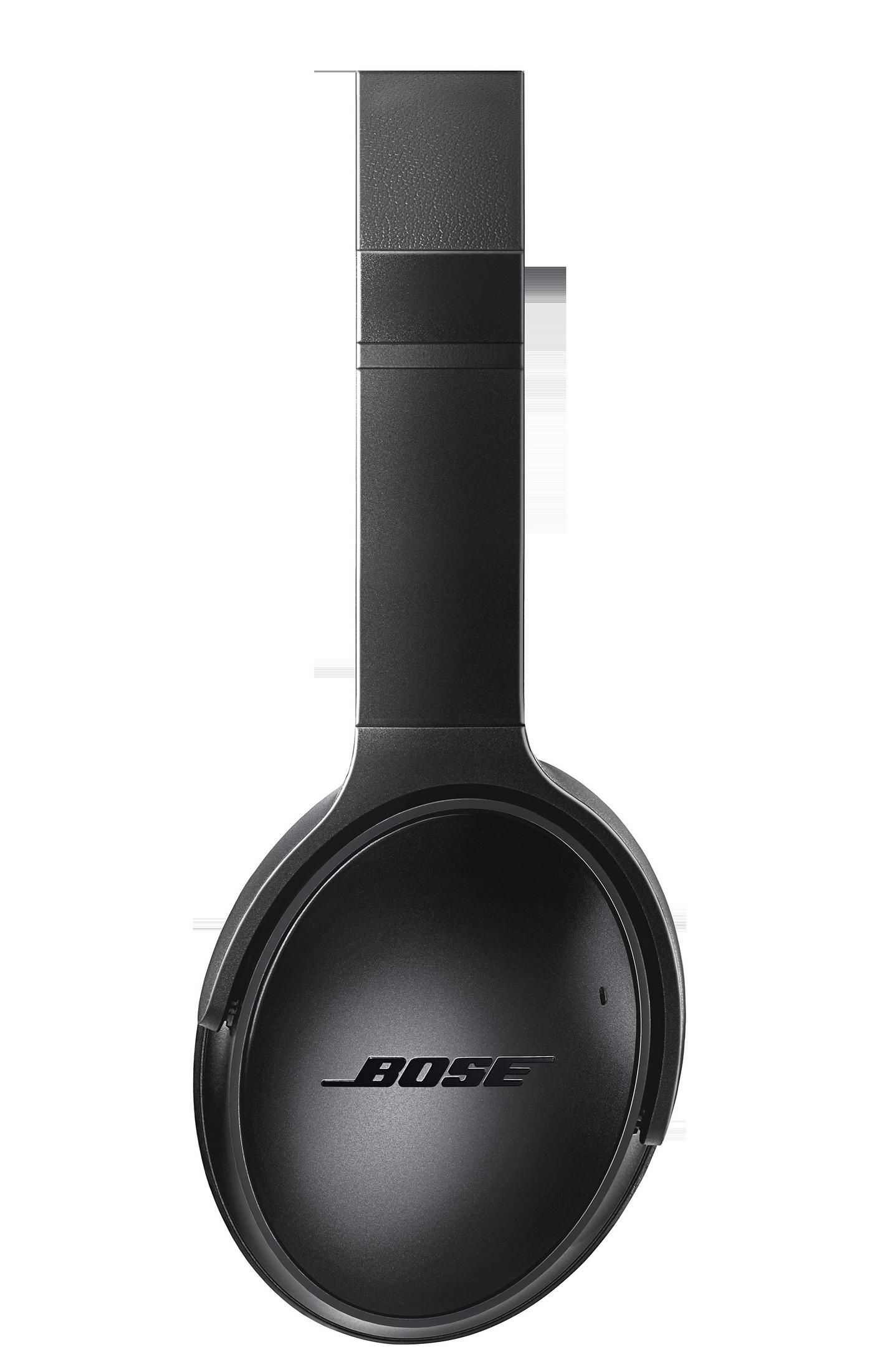 Schwarze Kopfhörer hängen. Die Kopfhörer haben ein schlichtes Design und das Bose-Logo ist sichtbar.
