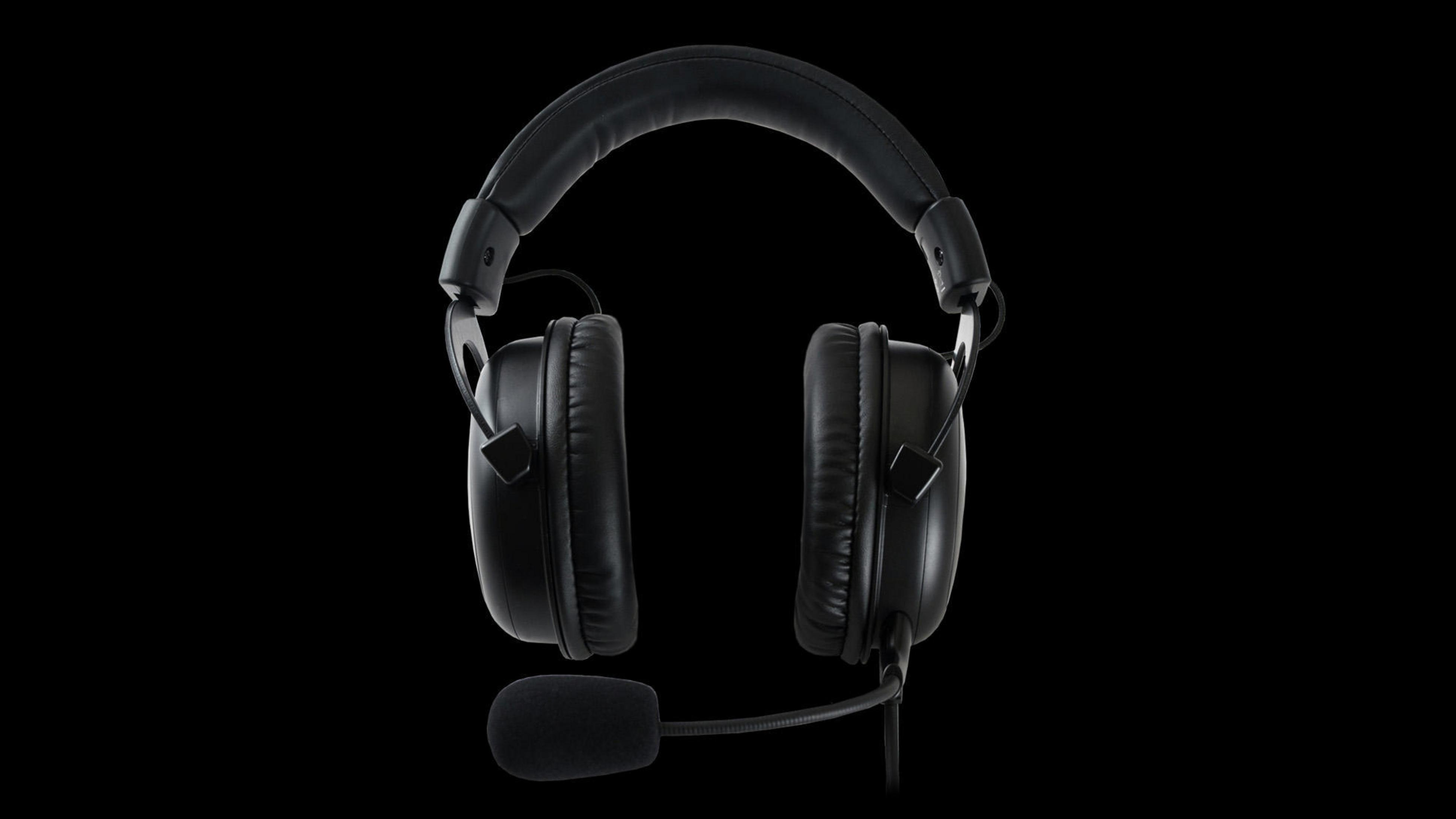 Czarne słuchawki dla graczy z mikrofonem. Czarne tło.