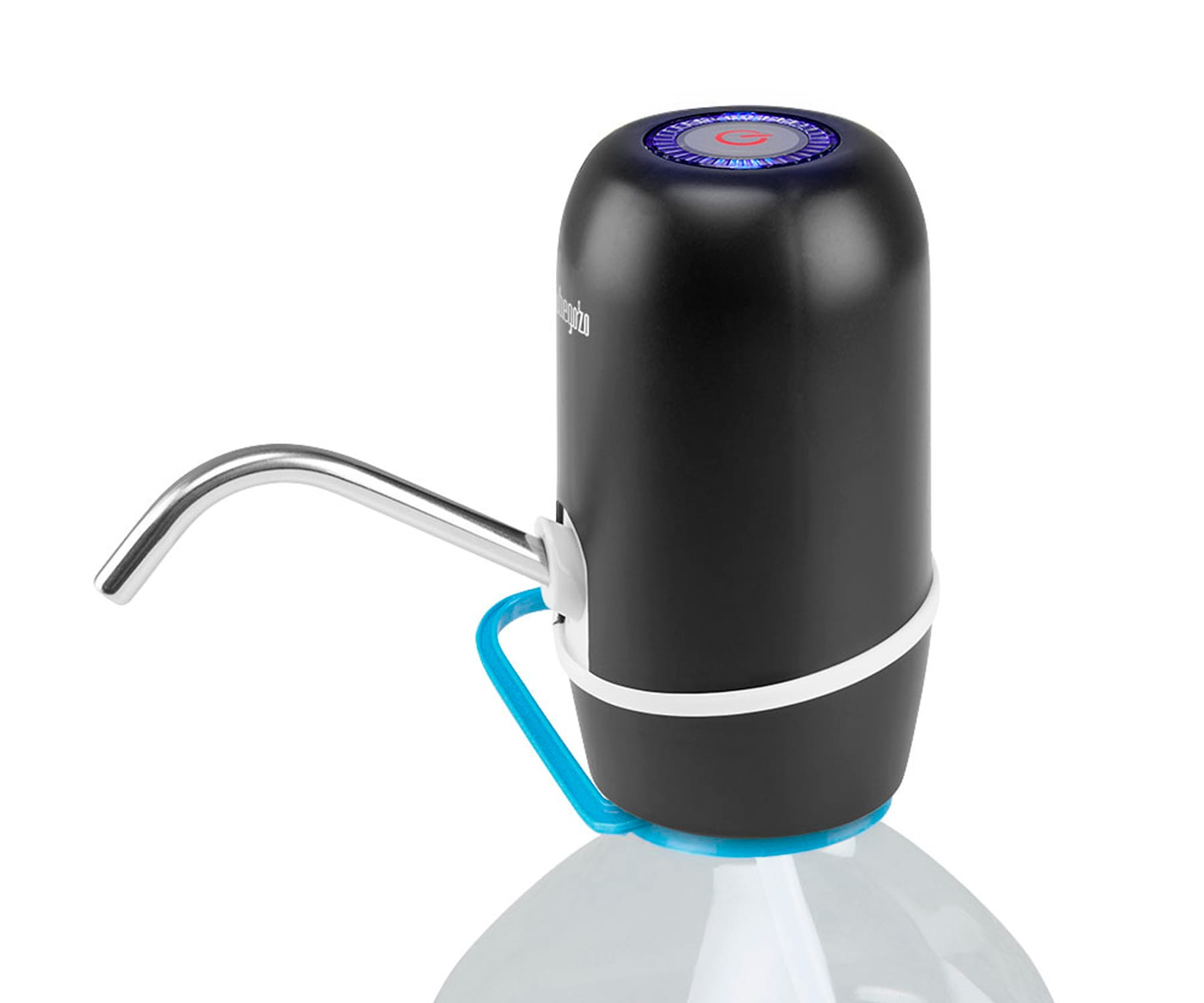 Bomba de agua negra en una botella de agua. La bomba tiene un pico plateado y un anillo azul.