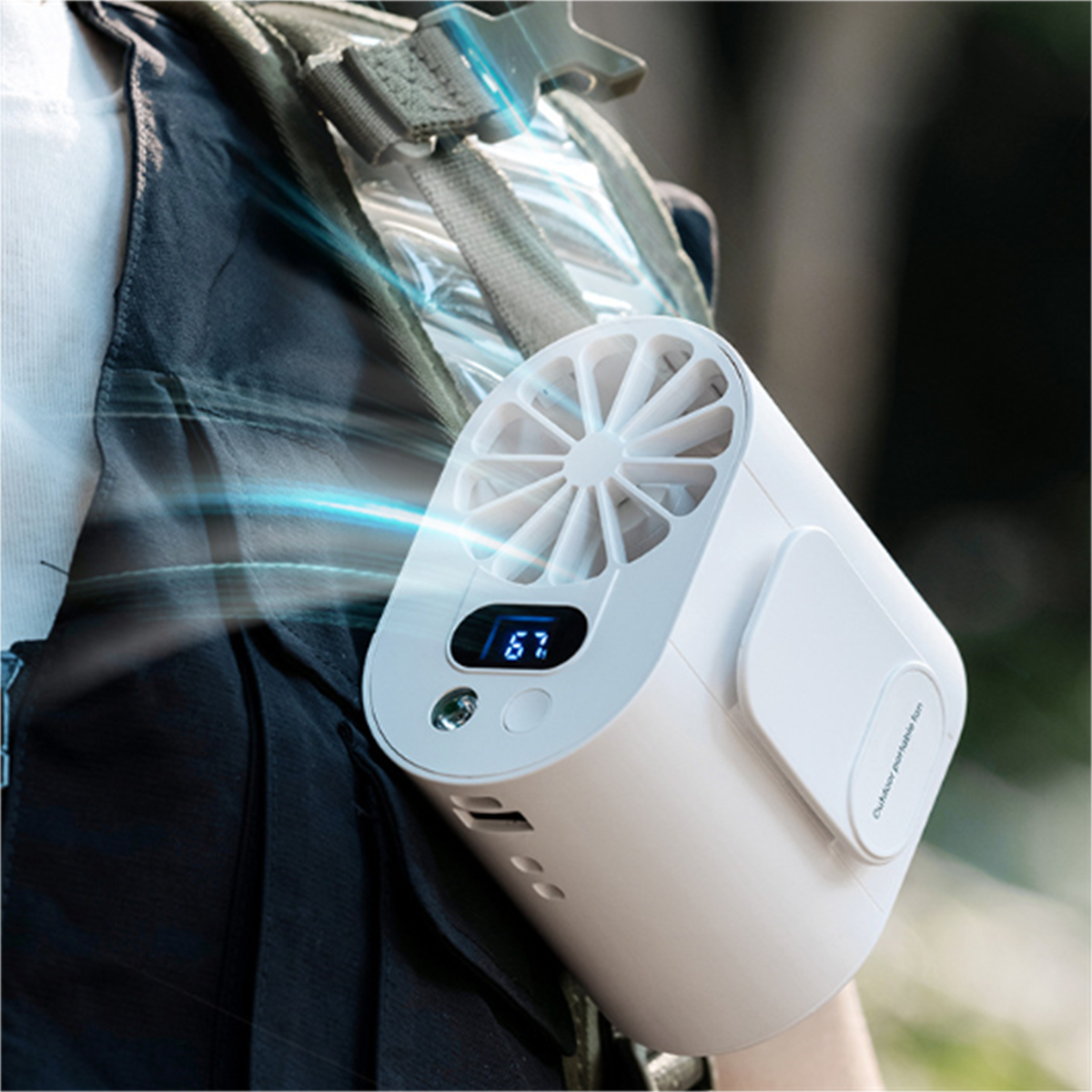 Weißer tragbarer Ventilator am Riemen eines Rucksacks, mit digitalem Display.