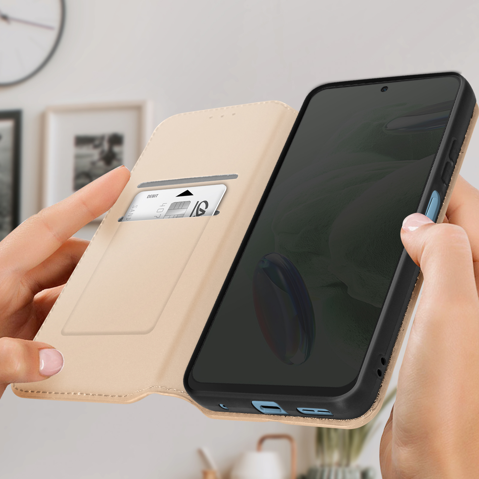 Un telefono è in una custodia beige, aperto per rivelare lo schermo e uno slot per carte.