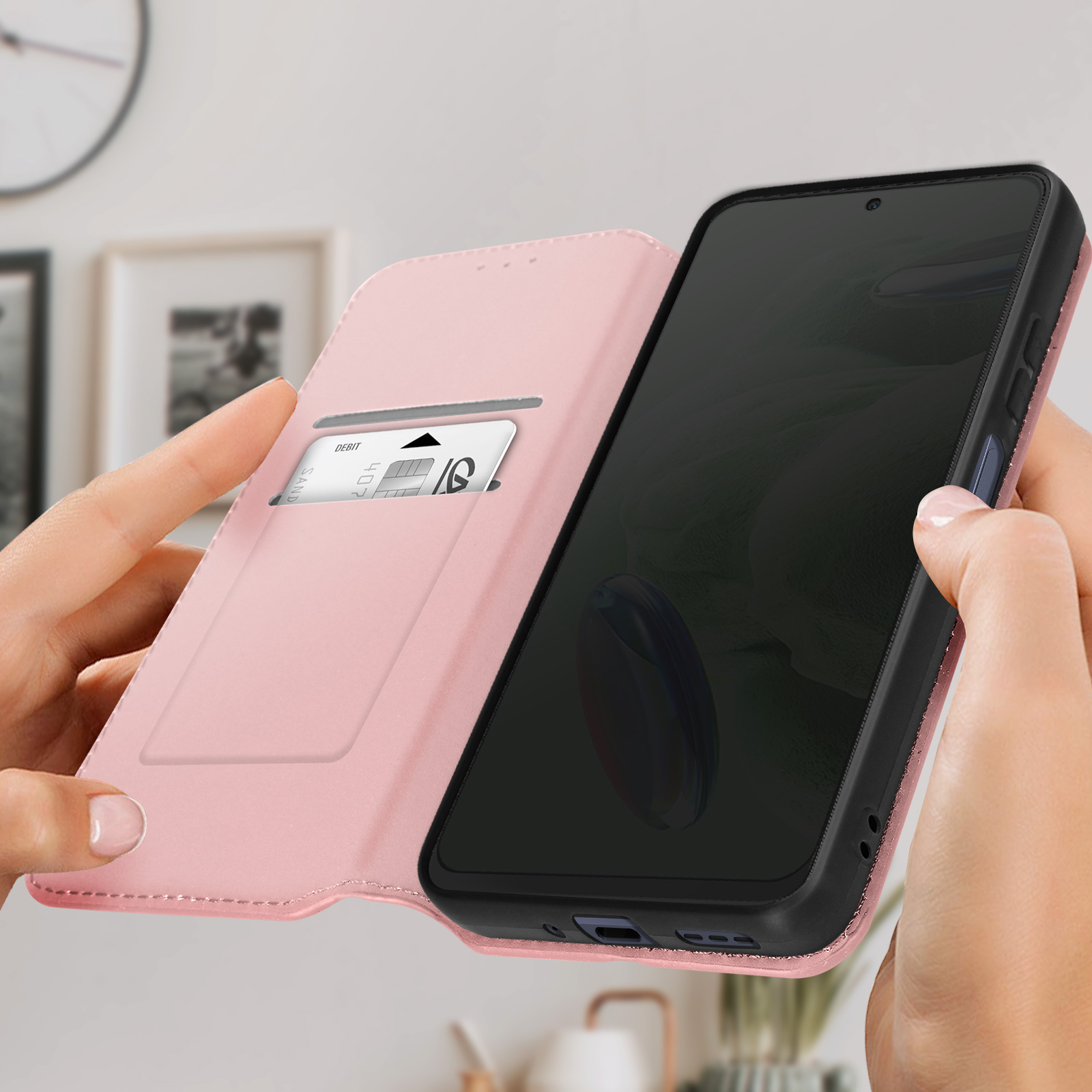 Custodia rosa per telefono, aperta per mostrare una carta e il telefono. Mani che tengono la custodia.