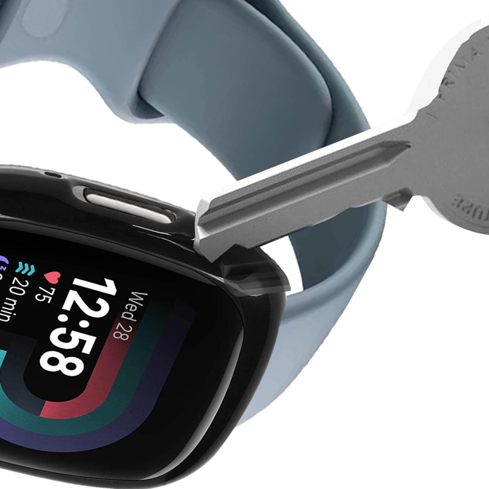 Un reloj inteligente se prueba con una llave. La hora es 12:58.