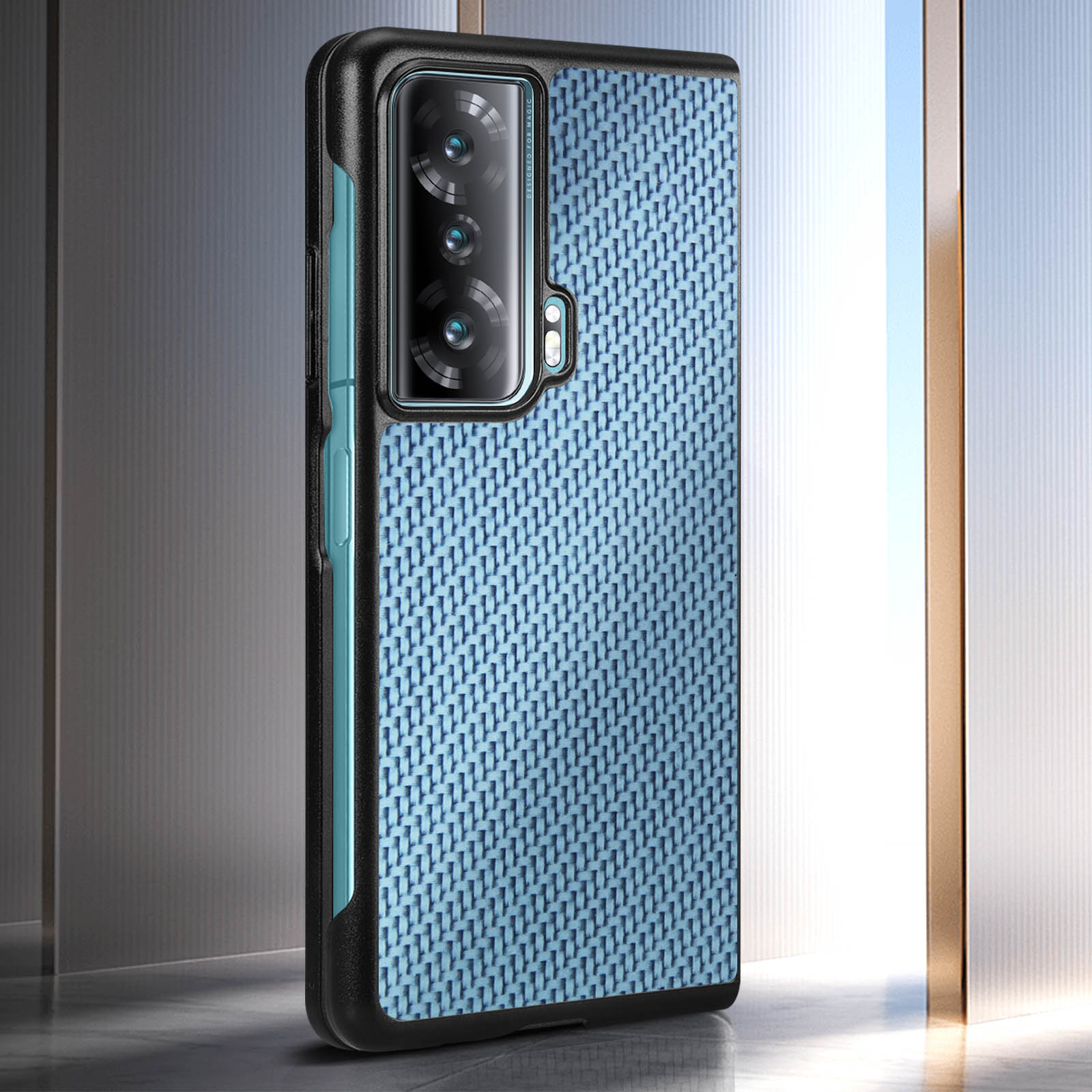 Custodia per telefono con motivo blu intrecciato. Cornice nera, più fotocamere. Sfondo argento.
