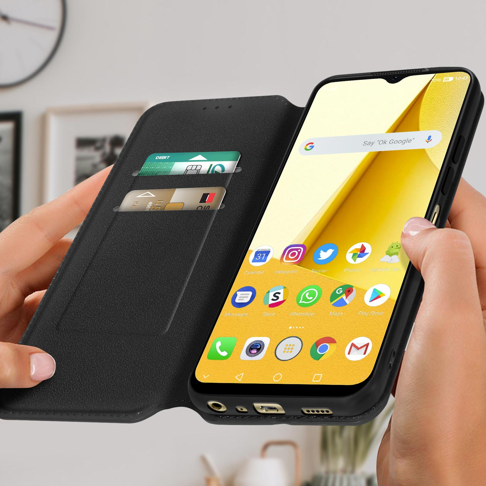 Un telefono in una custodia nera. Il telefono è acceso, mostra le icone delle app e una barra di ricerca Google.