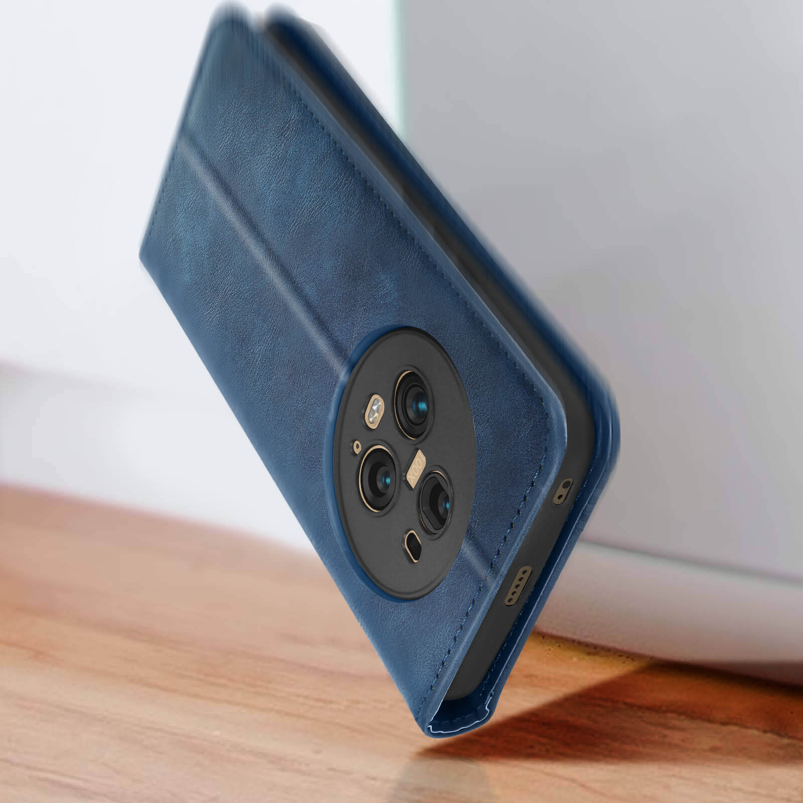 Blaue Handyhülle mit Aussparung für Dreifachkamera, schräg auf Holzoberfläche.