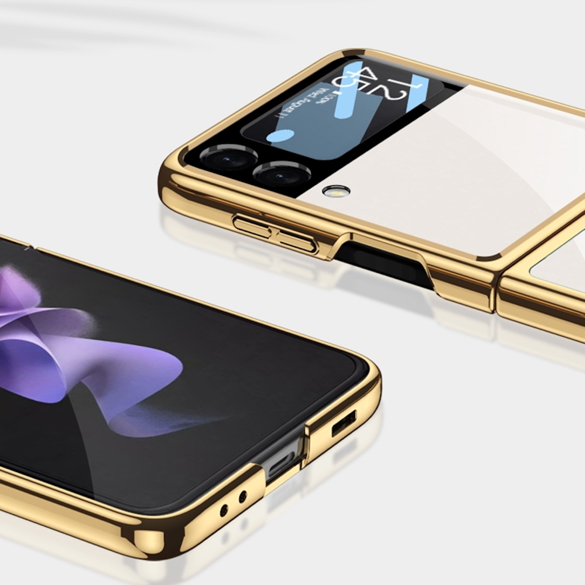 Goldfarbenes Telefon im geöffneten Zustand. Das Telefon ist auf einem hellen Hintergrund platziert.