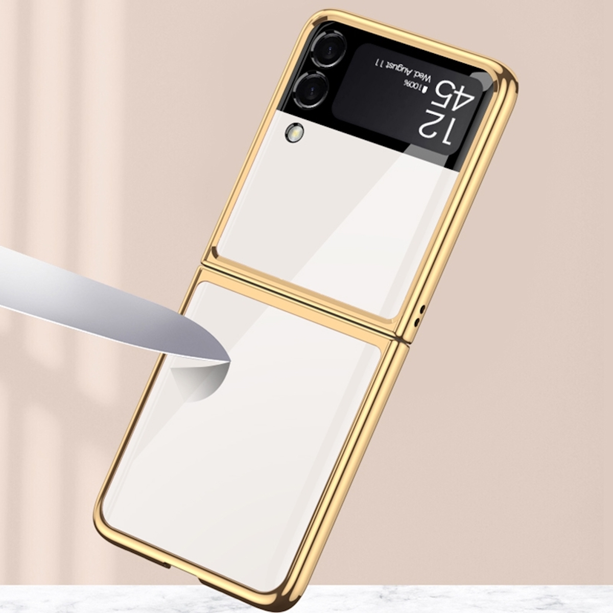 Ein goldenes Telefon mit weißem Bildschirm, geschützt von einem Schutzwerkzeug.