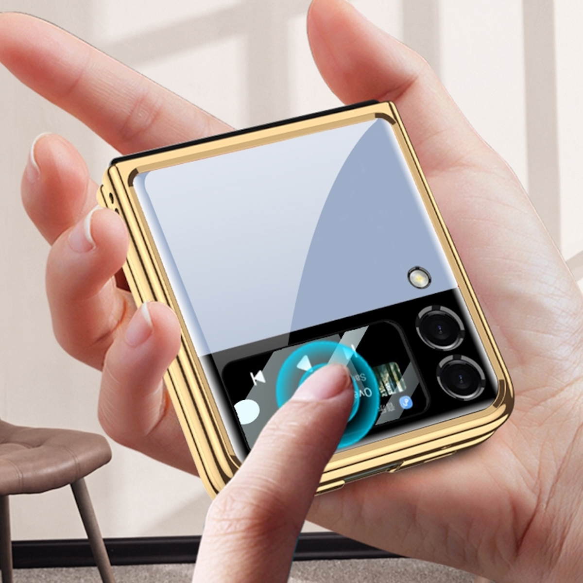 Goldenes, faltbares Telefon in der Hand, Bildschirm zeigt App-Oberfläche mit Fingerberührung.